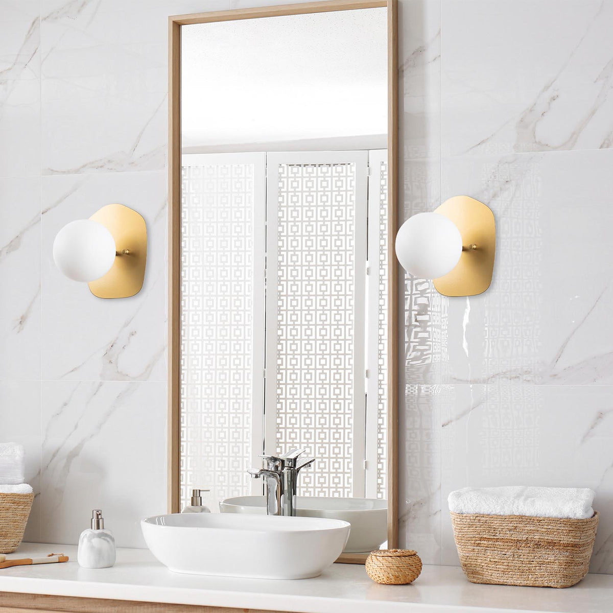 Well Wandleuchte - Gold in Gold präsentiert im Onlineshop von KAQTU Design AG. Wandleuchte ist von Opviq
