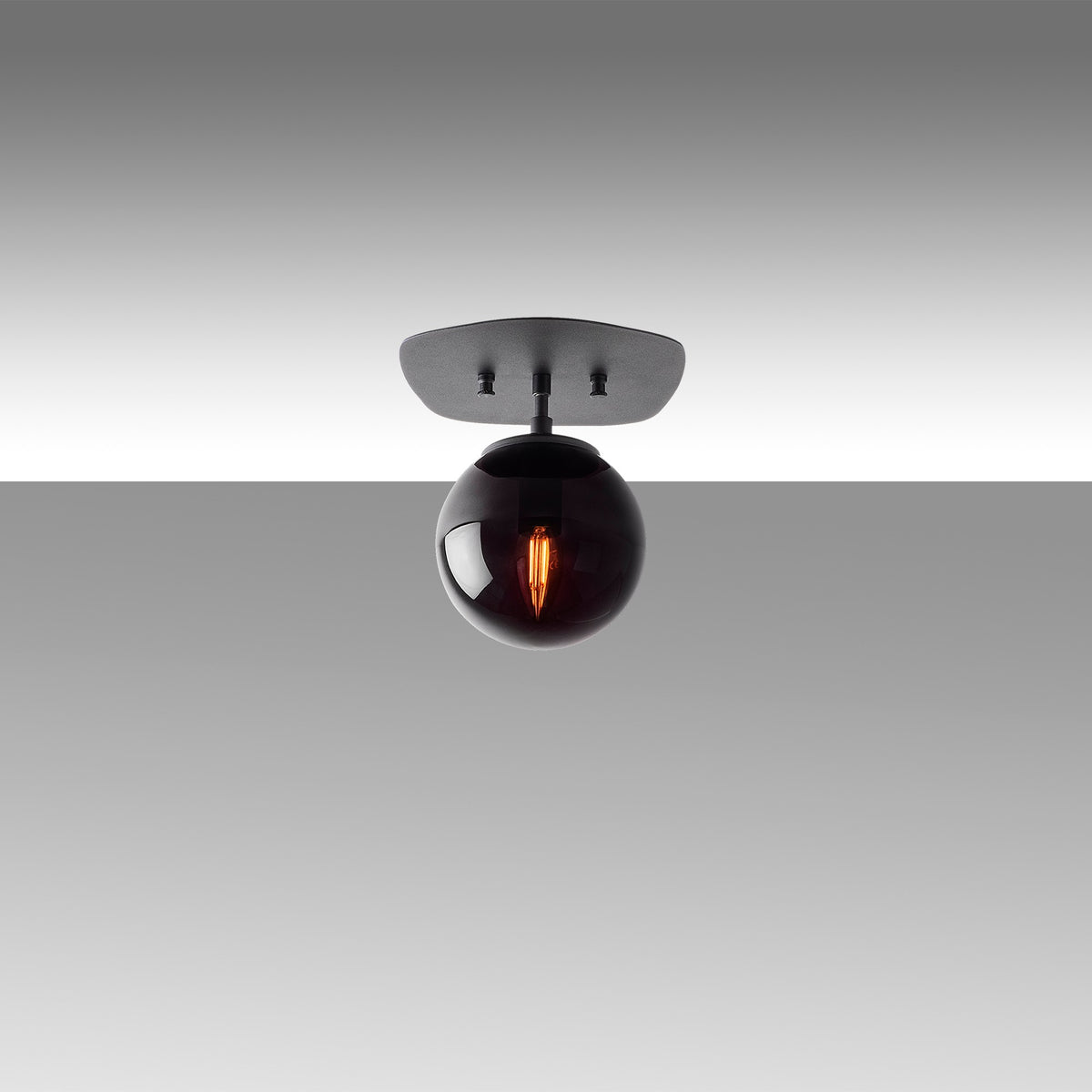 Well Deckenlampe - Schwarz in Schwarz präsentiert im Onlineshop von KAQTU Design AG. Deckenleuchte ist von Opviq