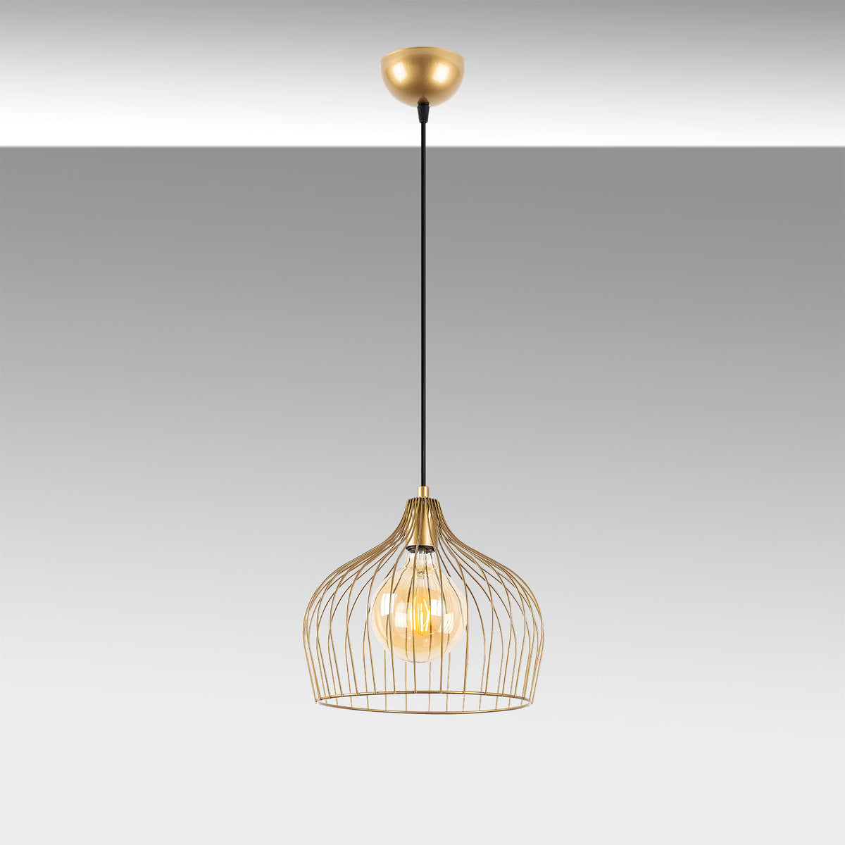 Bek Pendellampe - Glänzendes Gold in Glänzendes Gold präsentiert im Onlineshop von KAQTU Design AG. Pendelleuchte ist von Opviq