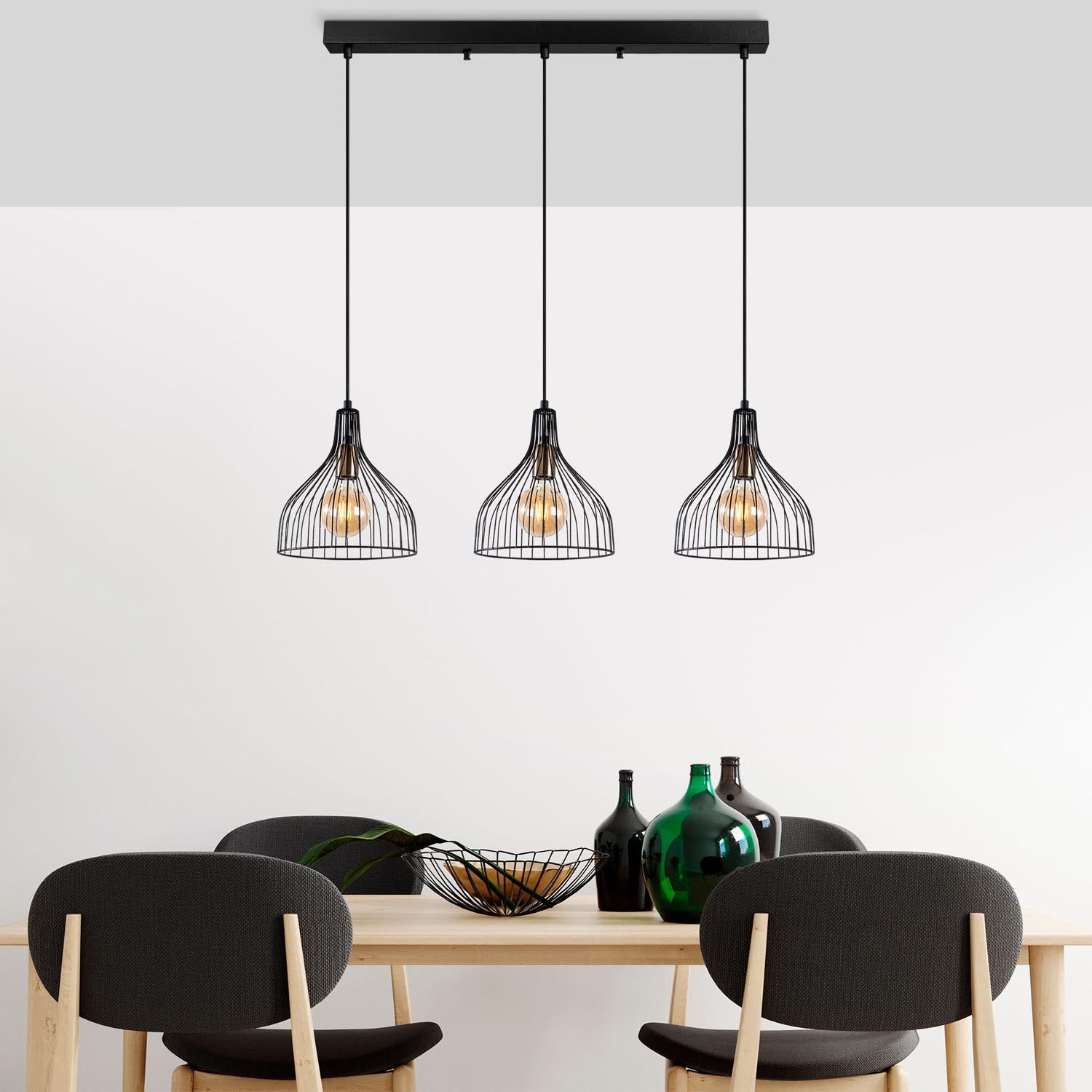 Entdecken Sie die Cafu Pendelleuchte in Schwarz Antiquität von Opviq – ein elegantes Design-Highlight für Ihr Zuhause, das Atmosphäre und Stil vereint.