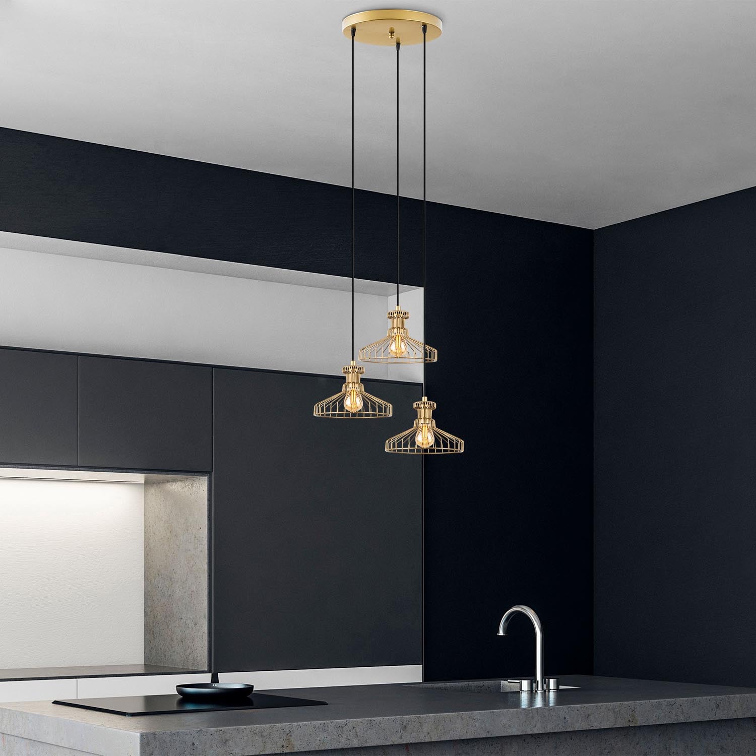 Erleben Sie die Events Pendelleuchte von Opviq in strahlendem Gold. Ein zeitloses Design, das jedem Raum einen Hauch von Glamour verleiht.