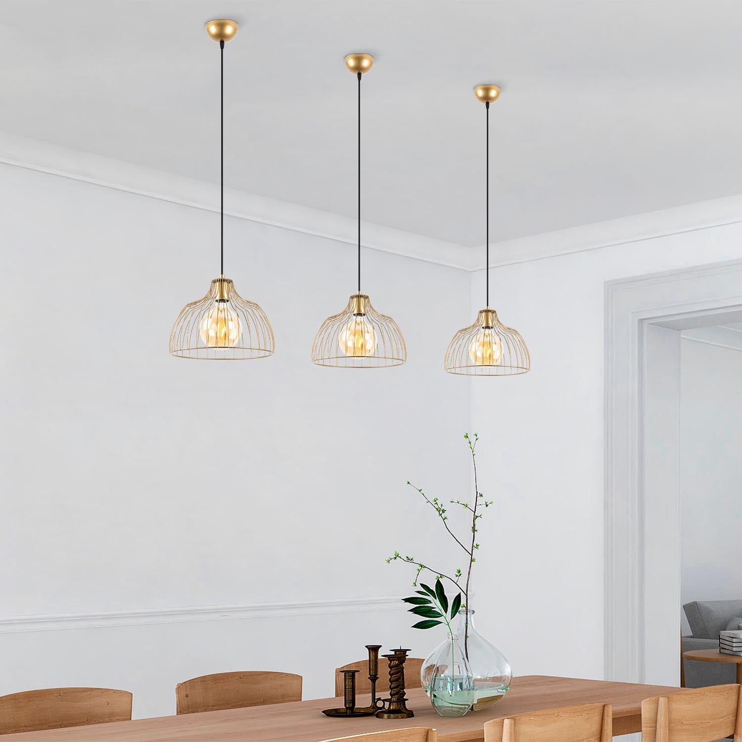 Erleben Sie die Kozan Pendelleuchte in strahlendem Gold von Opviq – ein zeitloses Design, das jedem Raum Glamour und Eleganz verleiht.