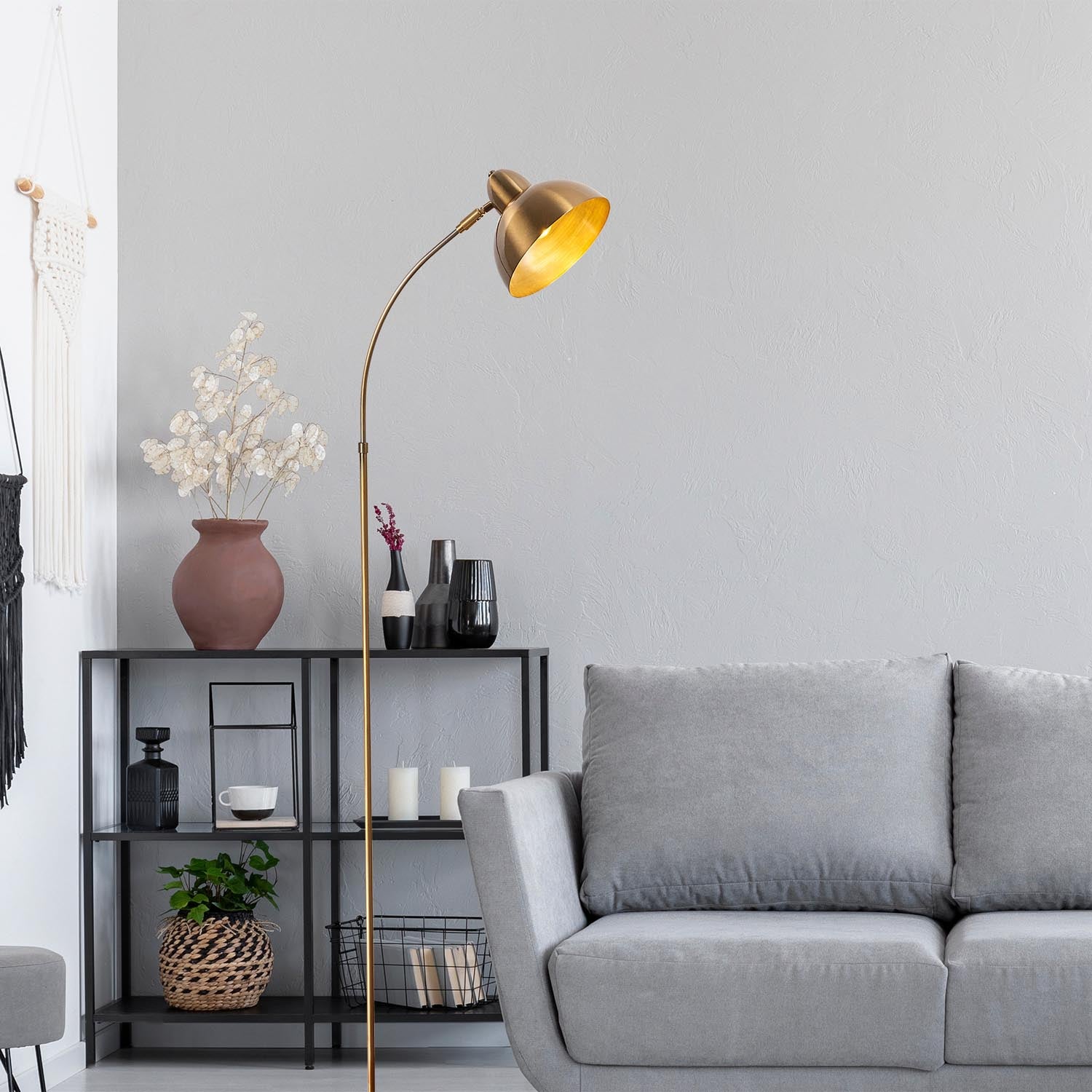 Verleihen Sie Ihrem Raum mit der Varzan Stehleuchte von Opviq einen Hauch von Vintage-Charme und stilvoller Beleuchtung für ein gemütliches Ambiente.