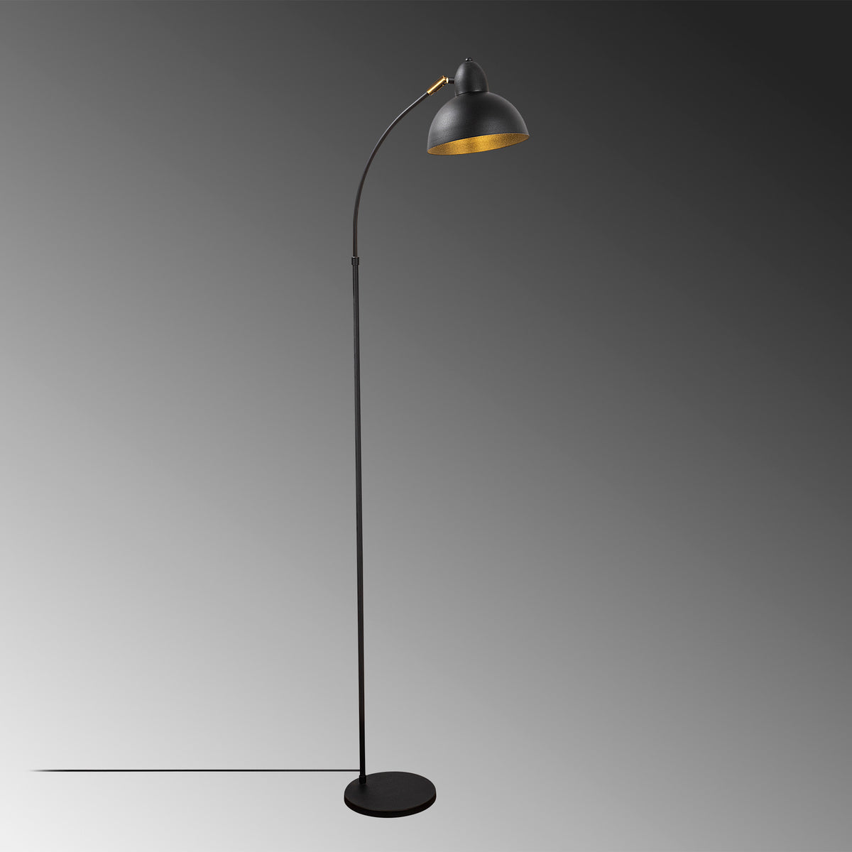 Varzan Stehleuchte - Schwarz Antiquität in Schwarz Antiquität präsentiert im Onlineshop von KAQTU Design AG. Stehleuchte ist von Opviq