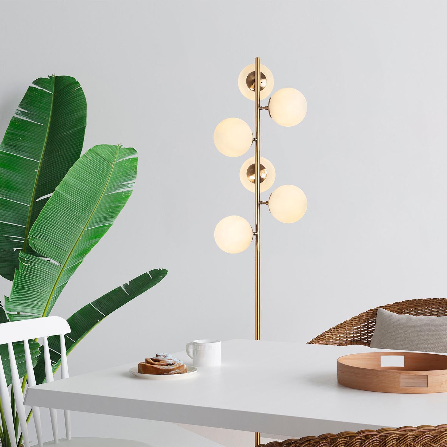 Verleihen Sie Ihrem Zuhause mit der Fazli Stehleuchte von Opviq im Vintage-Design einen Hauch von Eleganz und Wärme. Ideal für stilvolle Akzente.