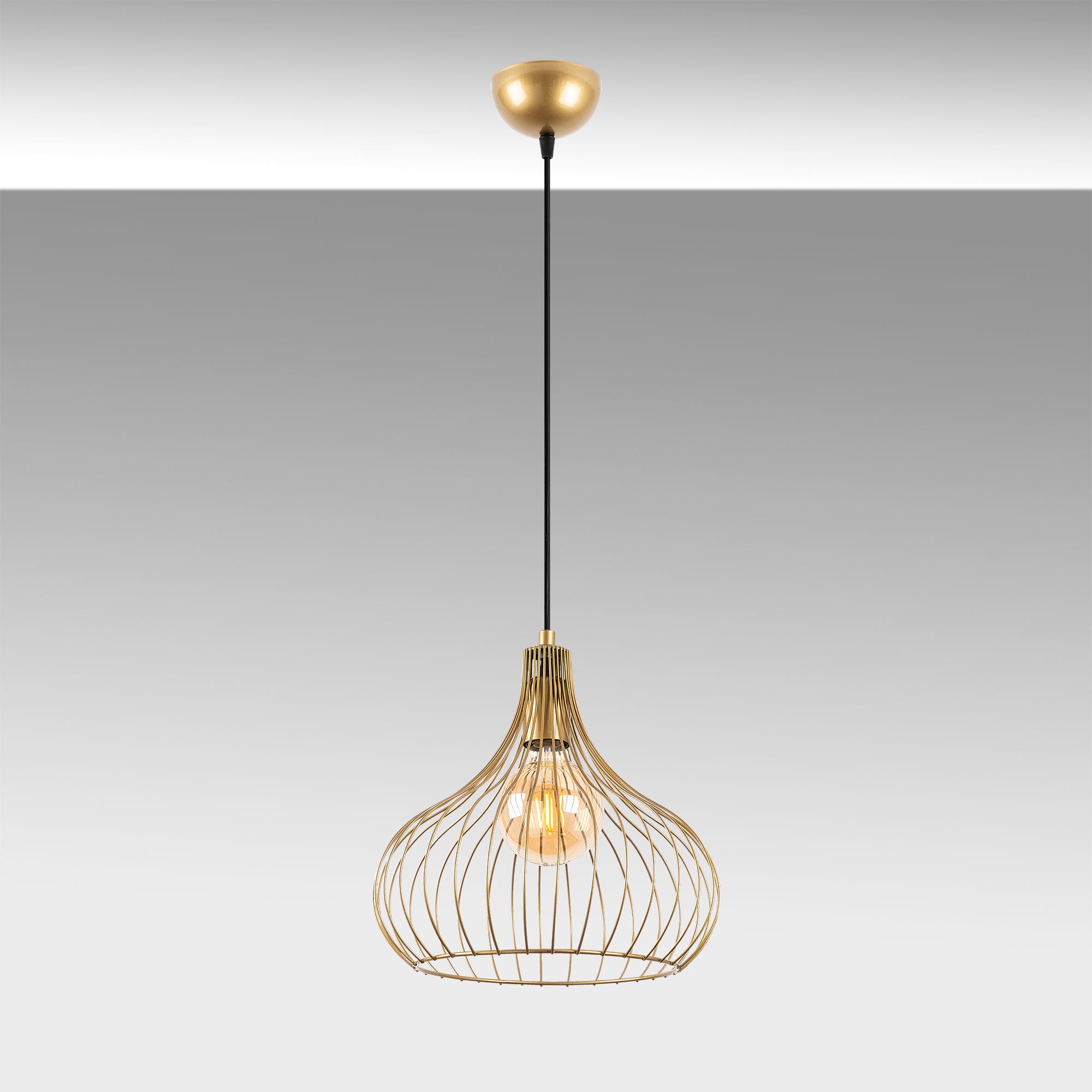 Verleihen Sie Ihrem Raum mit der Teldamla Pendelleuchte von Opviq in glänzendem Gold einen Hauch von Luxus und Eleganz. Ideal für kreative Lichtgestaltungen!