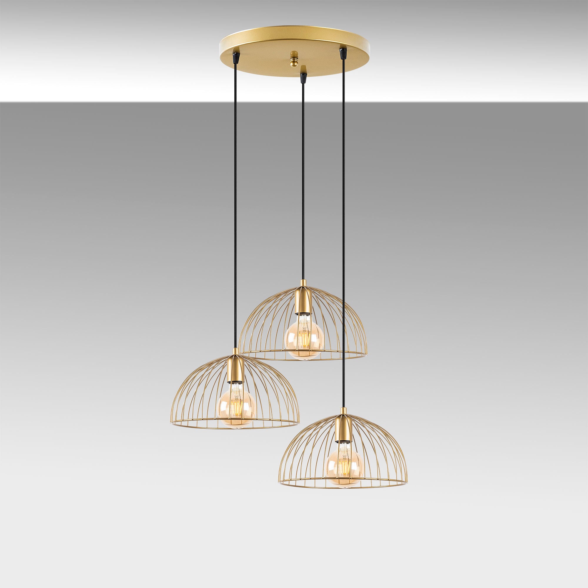 Entdecken Sie die Telkure Pendelleuchte von Opviq in glänzendem Gold – ein elegantes Highlight, das Ihrem Zuhause einen Hauch von Luxus verleiht.