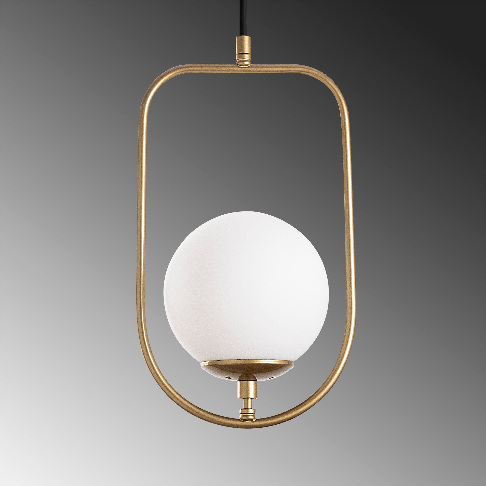 Entdecken Sie die Skew Pendelleuchte von Opviq – ein luxuriöser Kronleuchter in Gold, der jeden Raum mit stilvollem Licht und Eleganz verzaubert.