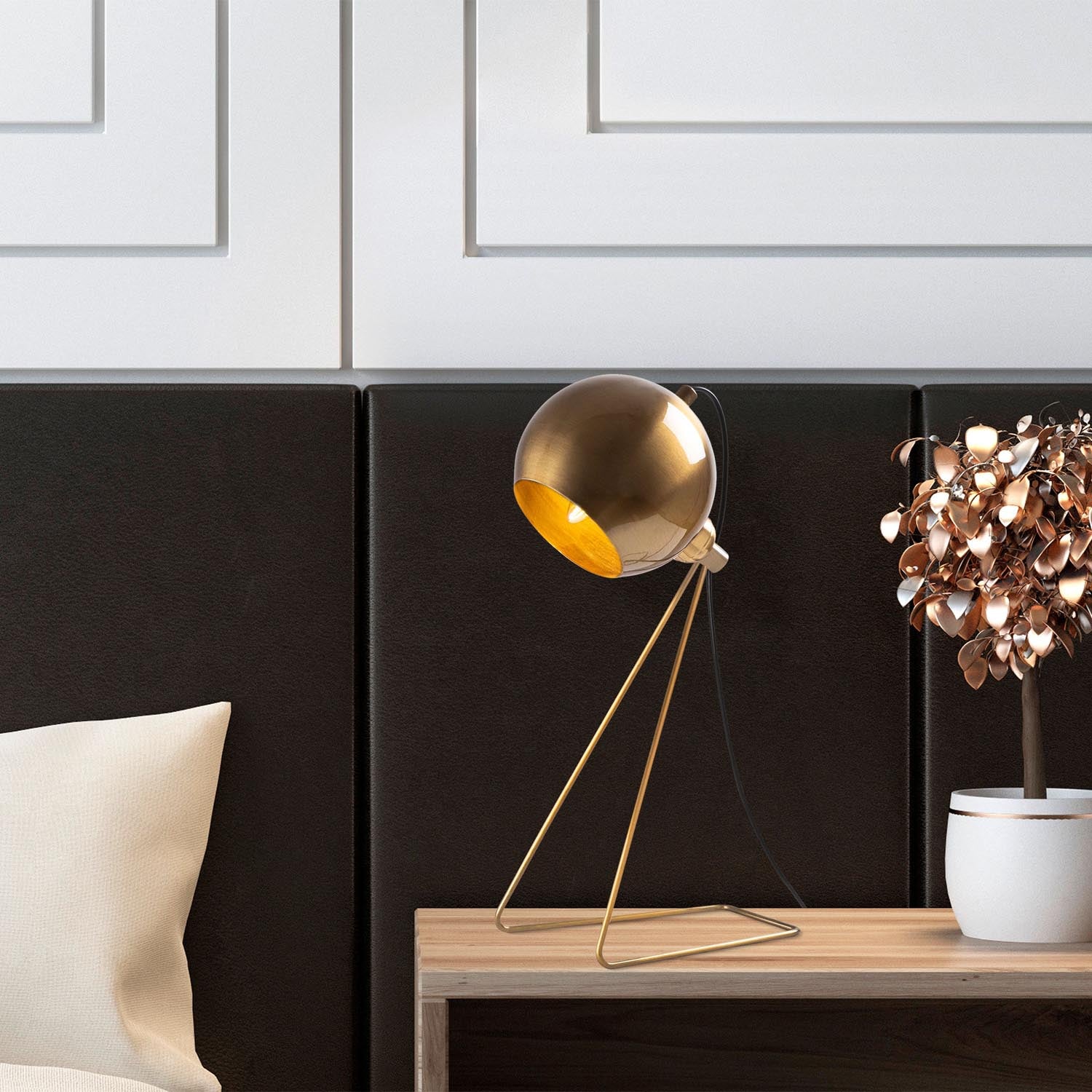 Erleben Sie die Mixed Tischleuchte von Opviq – eine elegante Fusion aus nostalgischem Vintage-Stil und modernem Flair, die jeden Raum aufwertet.