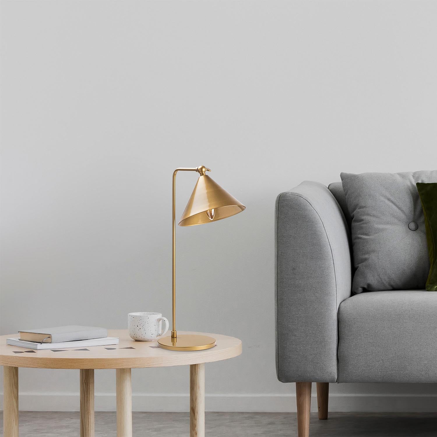 Verleihen Sie Ihrem Zuhause mit der goldenen Konika Tischleuchte von Opviq einen Hauch von Glamour und schaffen Sie eine einladende Atmosphäre.