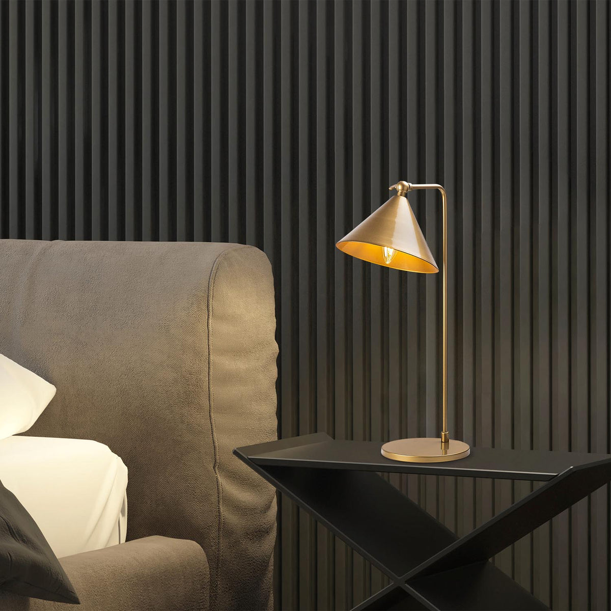 Konika Tischleuchte - Gold in Gold präsentiert im Onlineshop von KAQTU Design AG. Tischleuchte ist von Opviq