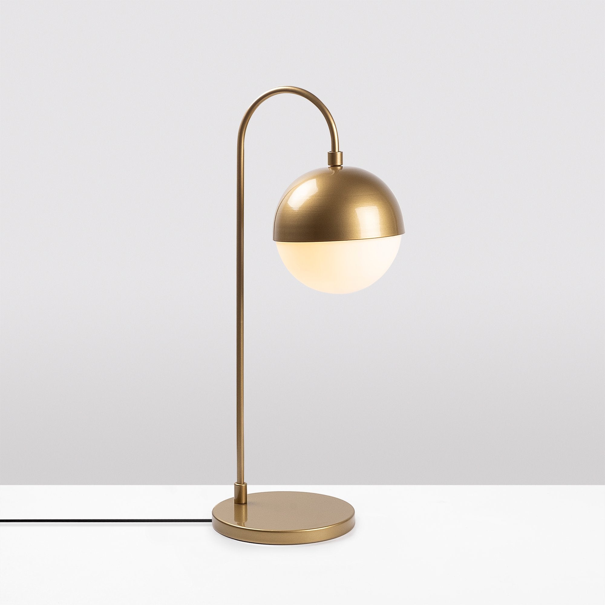 Entdecken Sie die elegante Horn Tischleuchte in Gold von Opviq. Sie vereint stilvolles Design und luxuriösen Glanz, ideal für jedes Zuhause.