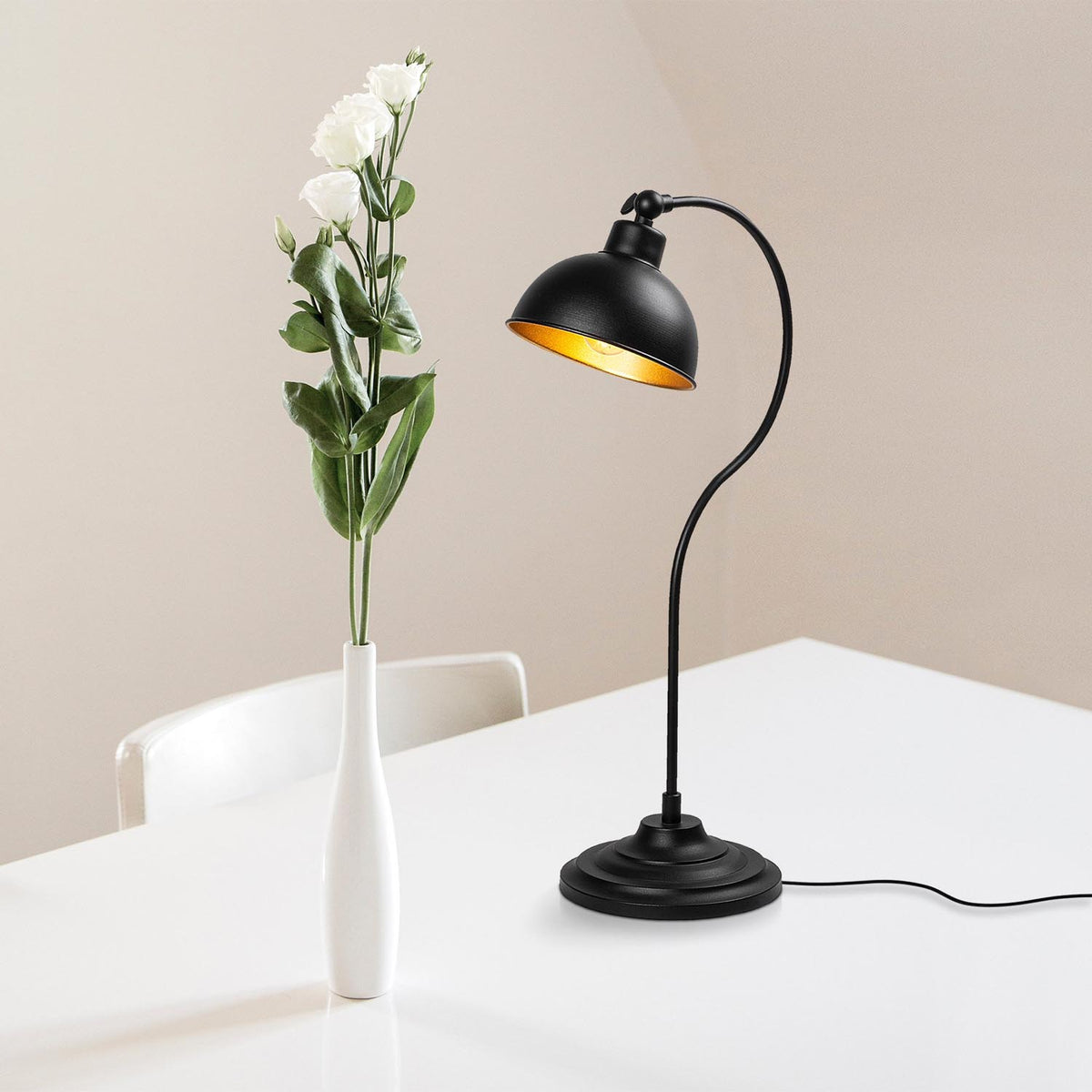 Konika Tischleuchte - Schwarz Gold in Schwarz Gold präsentiert im Onlineshop von KAQTU Design AG. Tischleuchte ist von Opviq