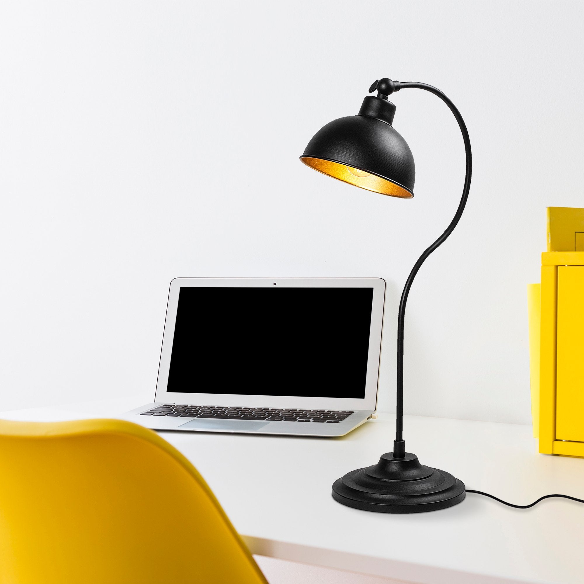 Stilvolle Konika Tischleuchte in Schwarz Gold von Opviq. Verleiht Ihrem Raum Eleganz und ein modernes, industrielles Flair.