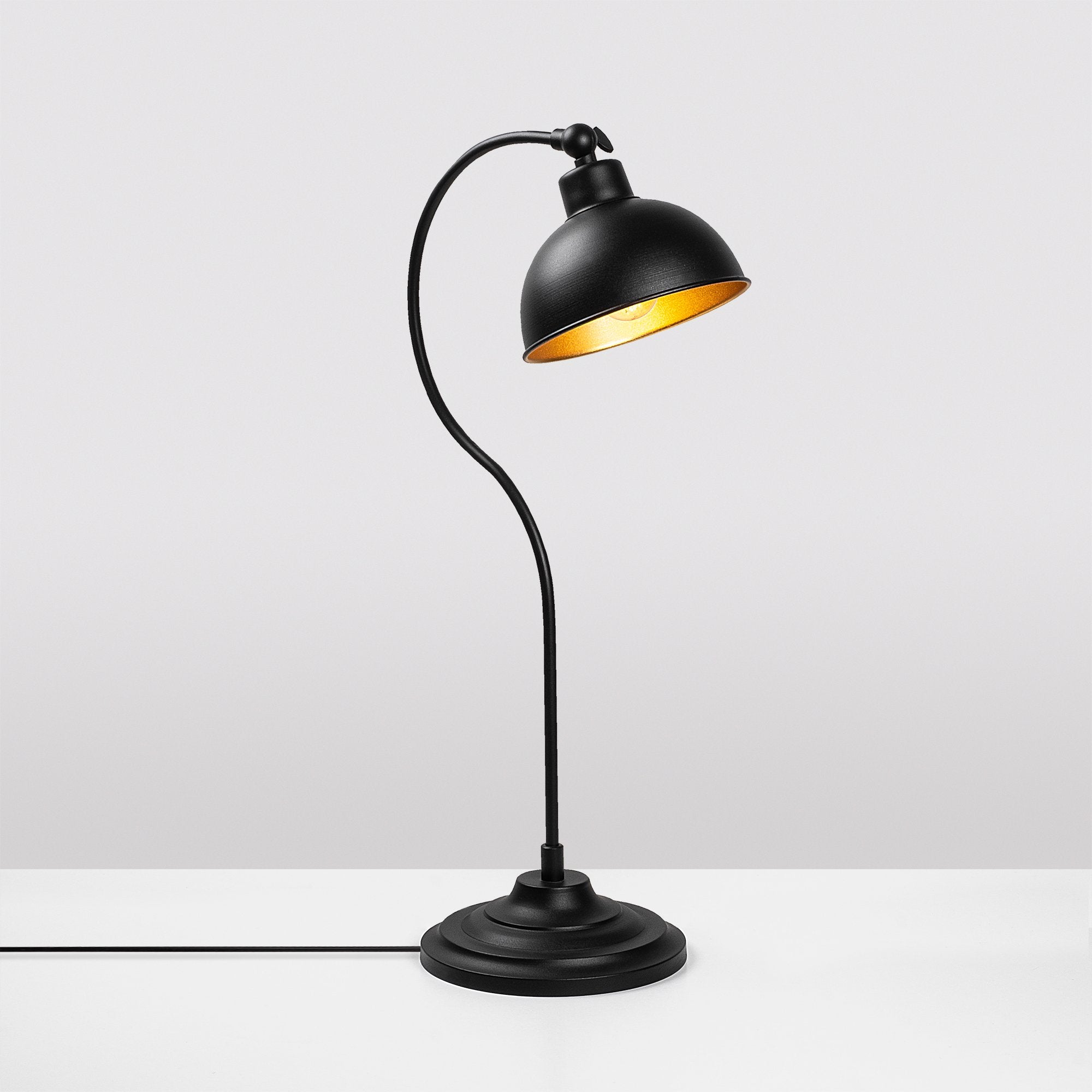 Stilvolle Konika Tischleuchte in edlem Schwarz-Gold von Opviq. Verleihen Sie Ihrem Raum mit ihrem modernen, industriellen Flair und warmem Licht eine elegante Note.