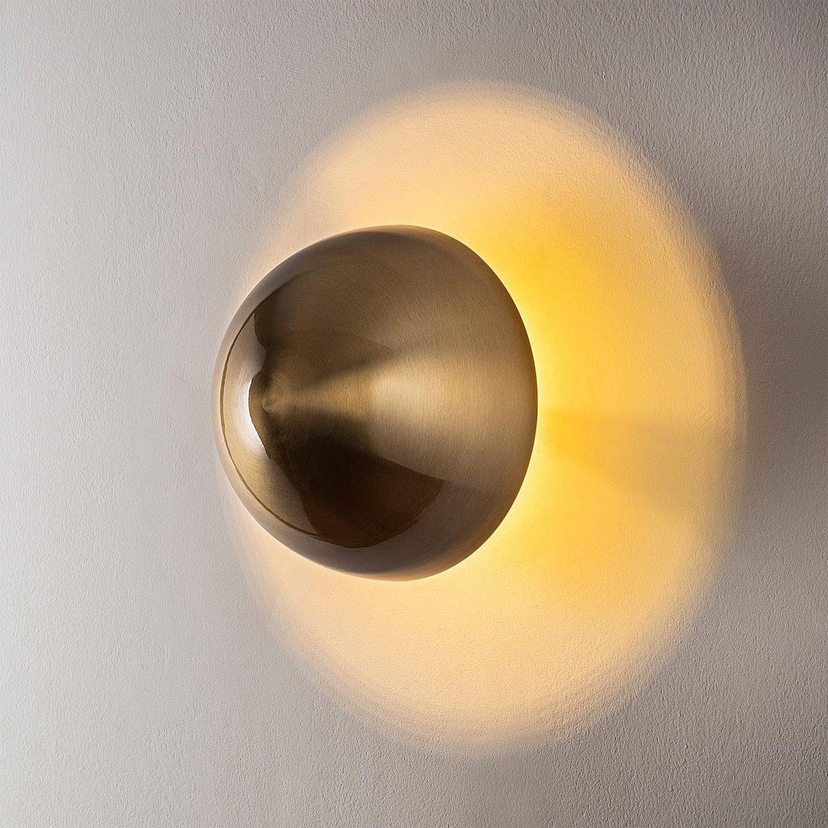 Fungal Wandleuchte - Gold in Gold präsentiert im Onlineshop von KAQTU Design AG. Wandleuchte ist von Opviq