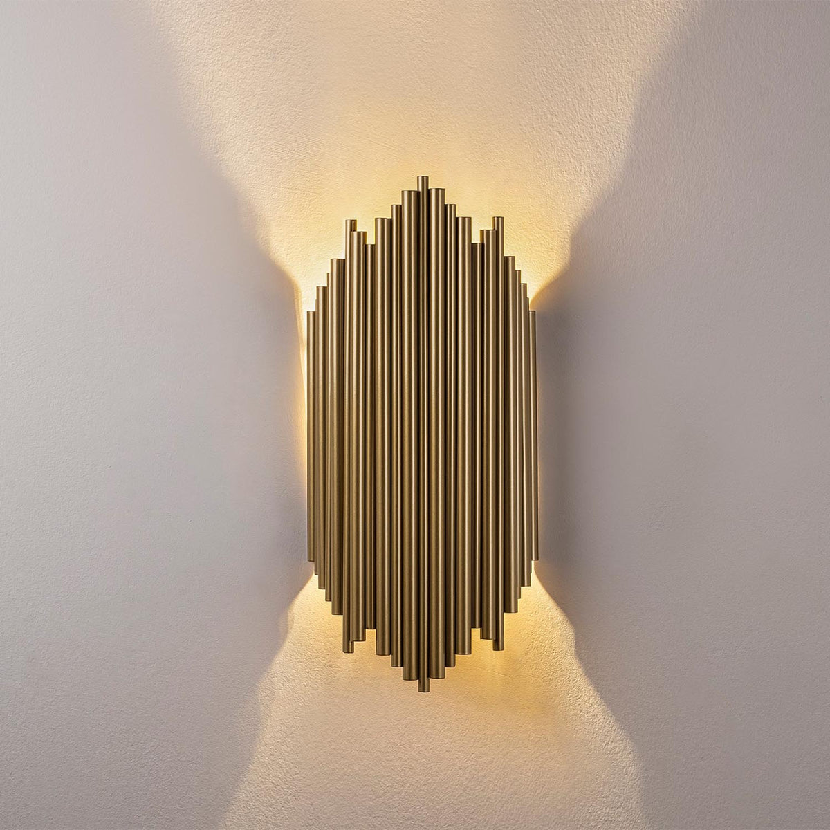 Kara Wandleuchte - Gold in Gold präsentiert im Onlineshop von KAQTU Design AG. Wandleuchte ist von Opviq