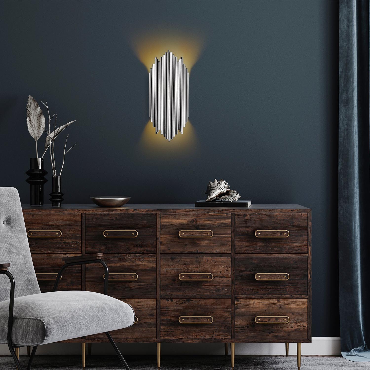 Entdecken Sie die elegante Kara Wandleuchte in Chrom von Opviq. Stilvolles Design und warmes Licht für eine einladende Atmosphäre in jedem Raum.