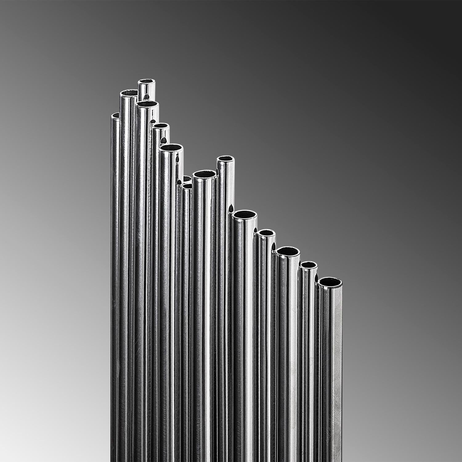 Setzen Sie stilvolle Akzente mit der Kara Wandleuchte von Opviq. Ihr elegantes Chromdesign sorgt für eine einladende Atmosphäre in jedem Raum.