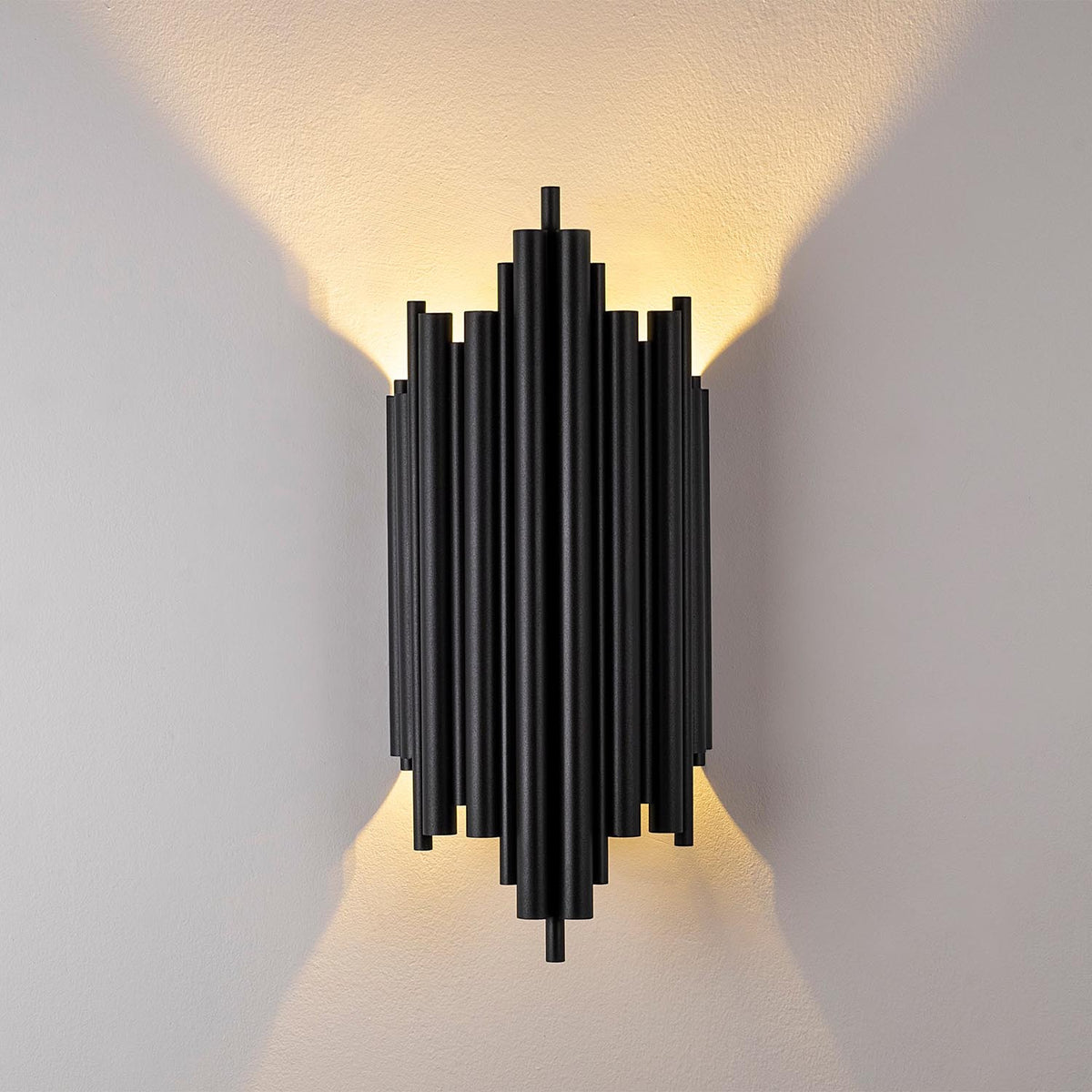 Reis Wandleuchte - Schwarz in Schwarz präsentiert im Onlineshop von KAQTU Design AG. Wandleuchte ist von Opviq