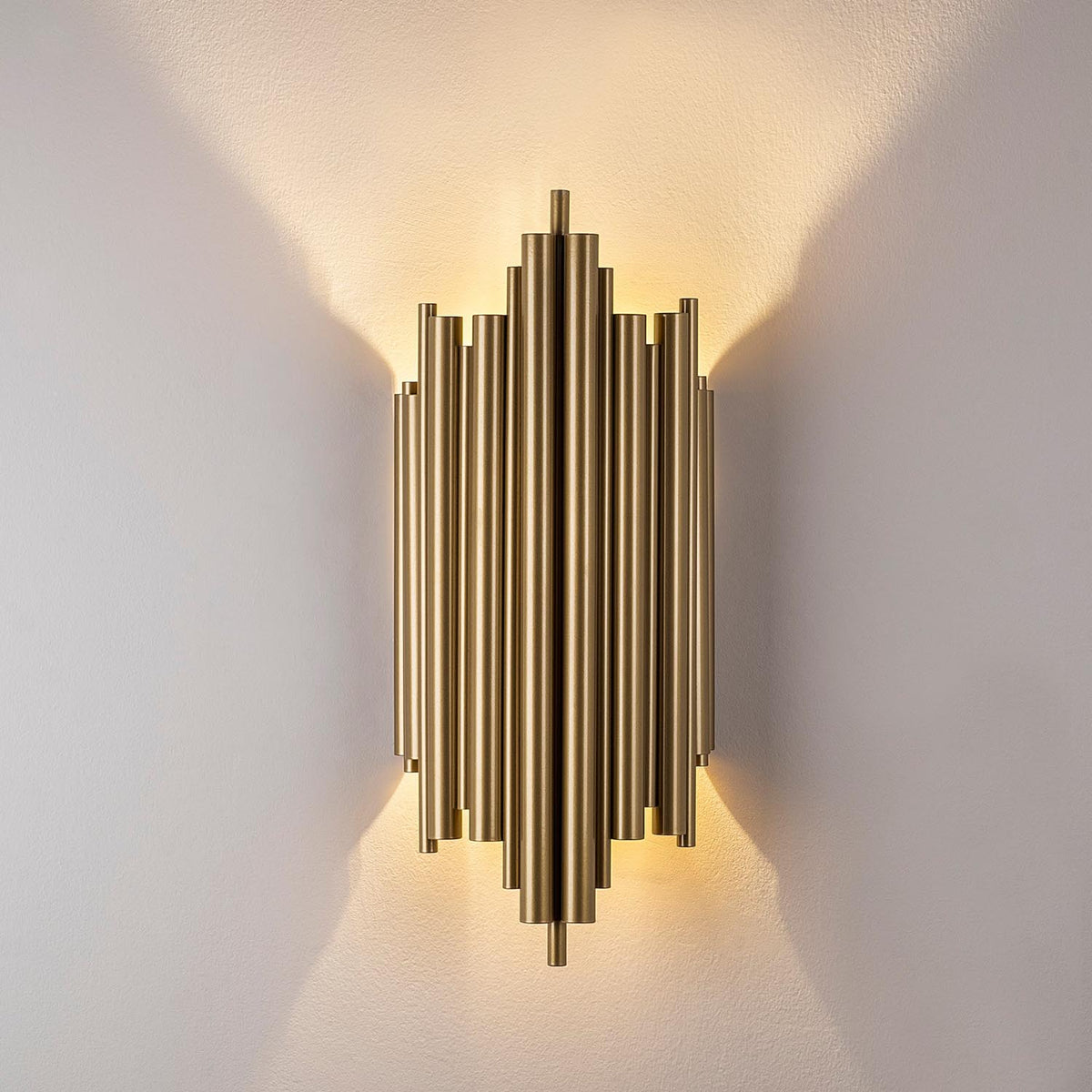 Reis Wandleuchte - Gold in Gold präsentiert im Onlineshop von KAQTU Design AG. Wandleuchte ist von Opviq