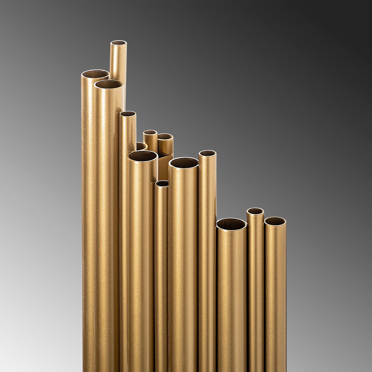 Entdecken Sie die Reis Wandleuchte von Opviq – ein elegantes Design in Gold, das jedem Raum einen luxuriösen Akzent verleiht und für eine warme, einladende Beleuchtung sorgt.