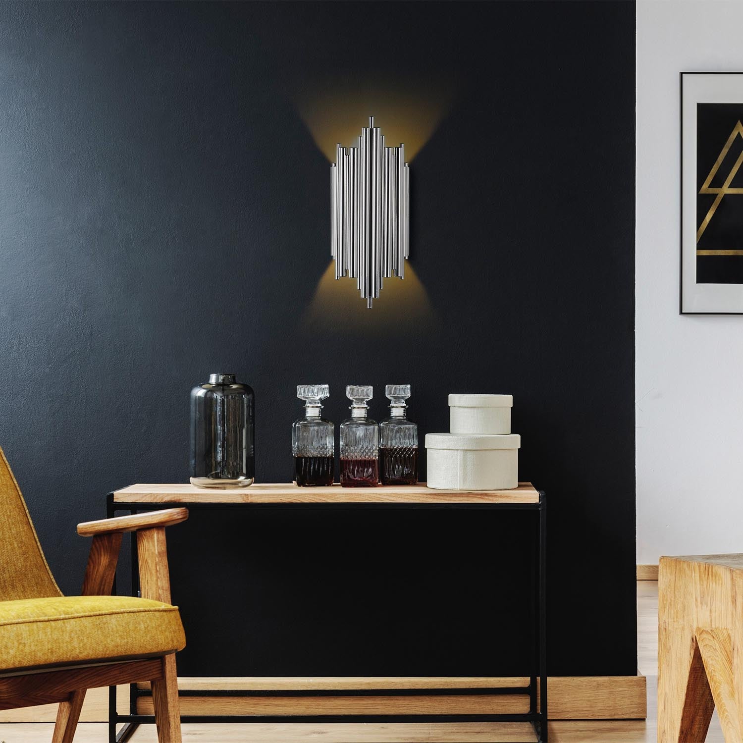 Verleihen Sie Ihrem Raum mit der stilvollen Reis Wandleuchte in Chrom von Opviq einen Hauch von Eleganz und Gemütlichkeit.