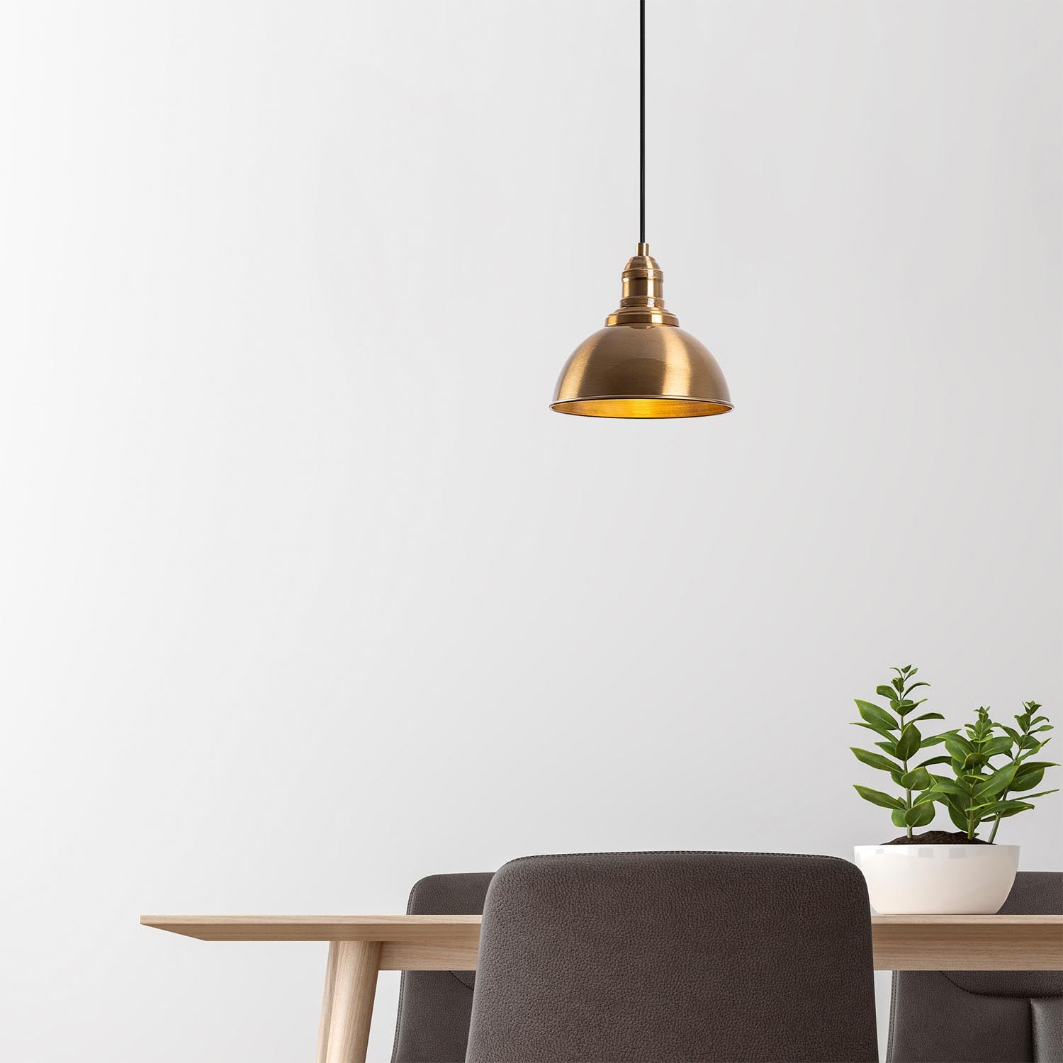 Entdecken Sie die Varzan Pendelleuchte von Opviq – ein eleganter Vintage-Kronleuchter, der jedem Raum zeitlosen Glamour verleiht.