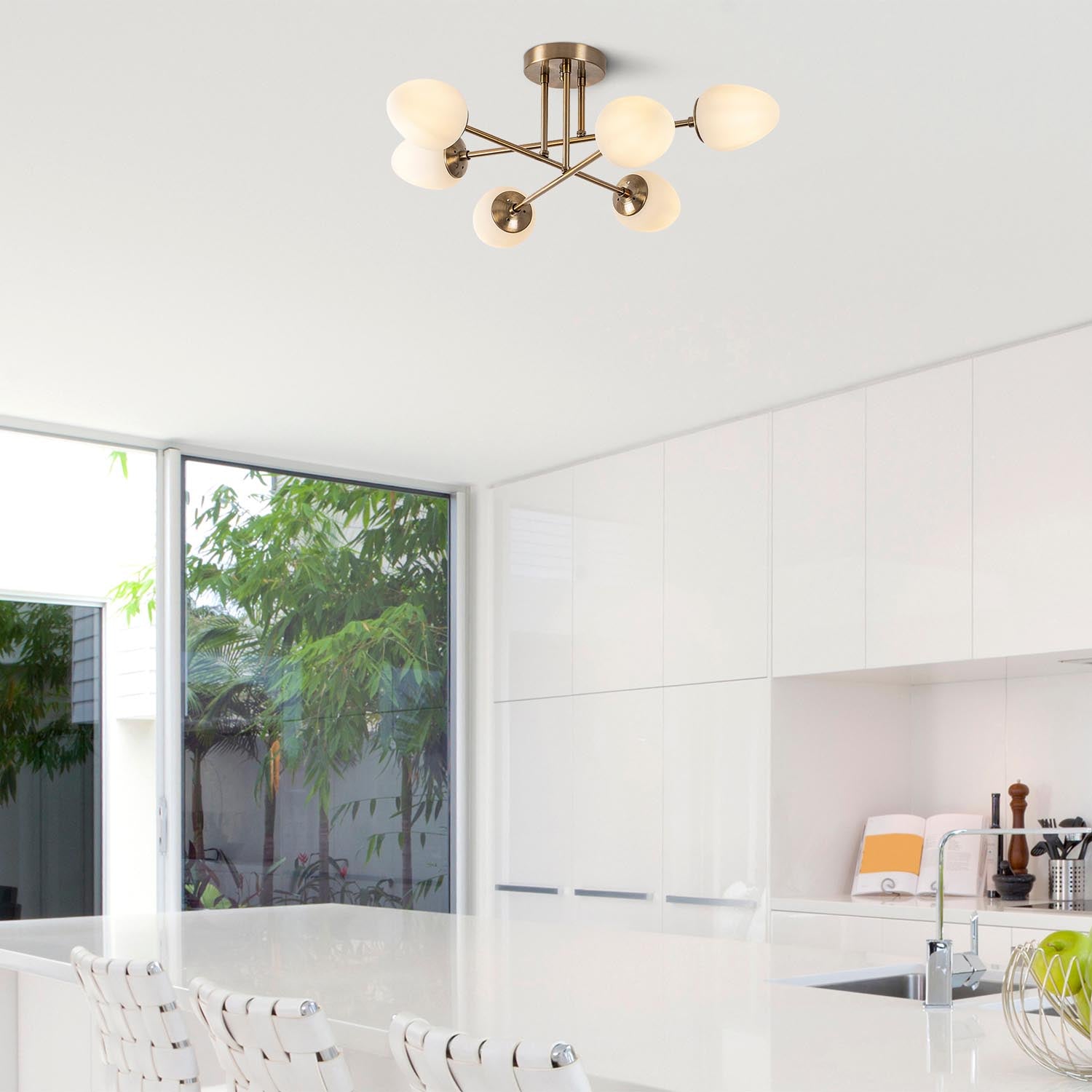 Erleben Sie die Camflo Deckenleuchte von Opviq – ein zeitloser Vintage-Kronleuchter, der jedem Raum einen Hauch von Luxus und Eleganz verleiht.