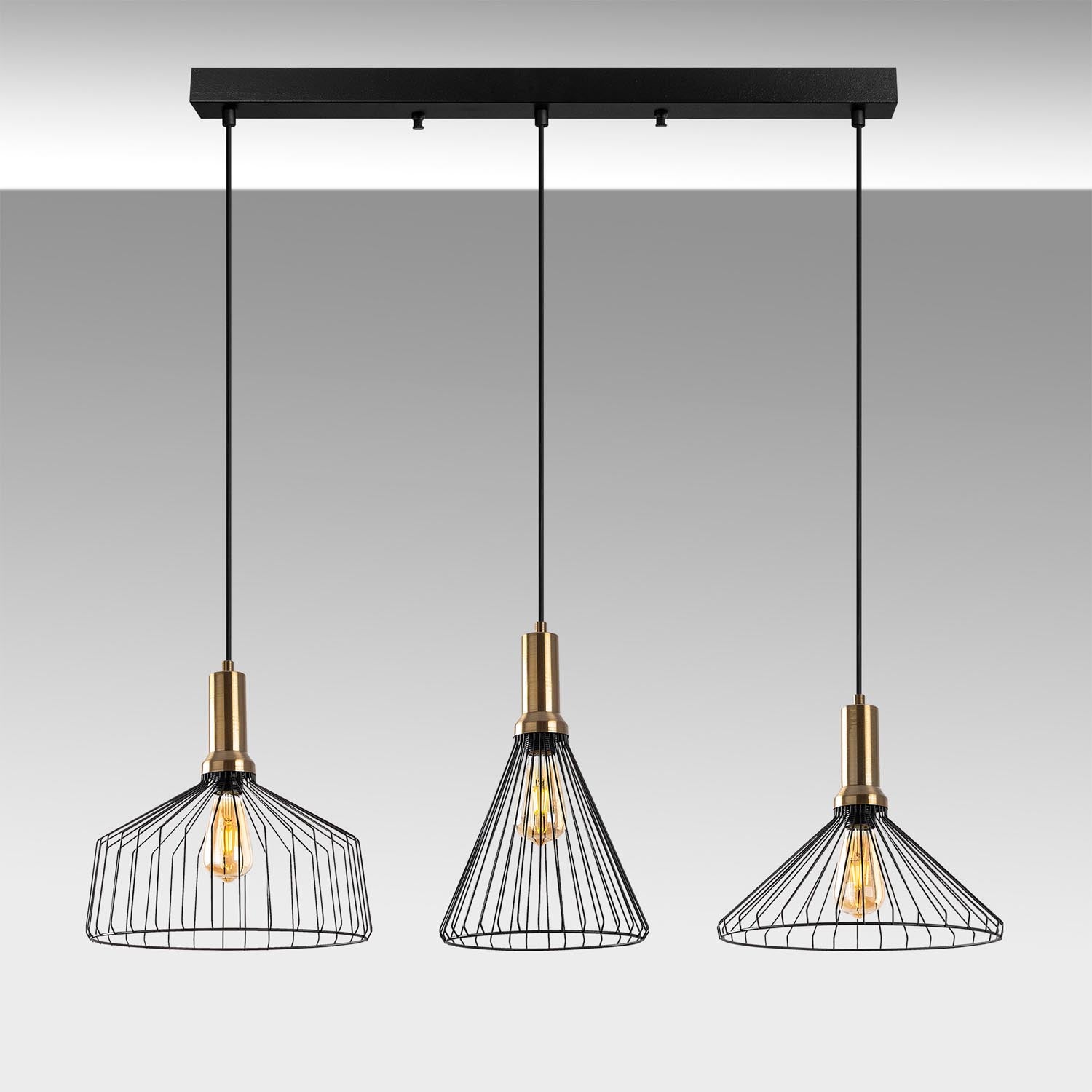 Entdecken Sie die Dear Pendelleuchte von Opviq in Schwarz Antiquität – ein stilvolles Highlight für jeden Raum, das Eleganz und Charakter vereint.