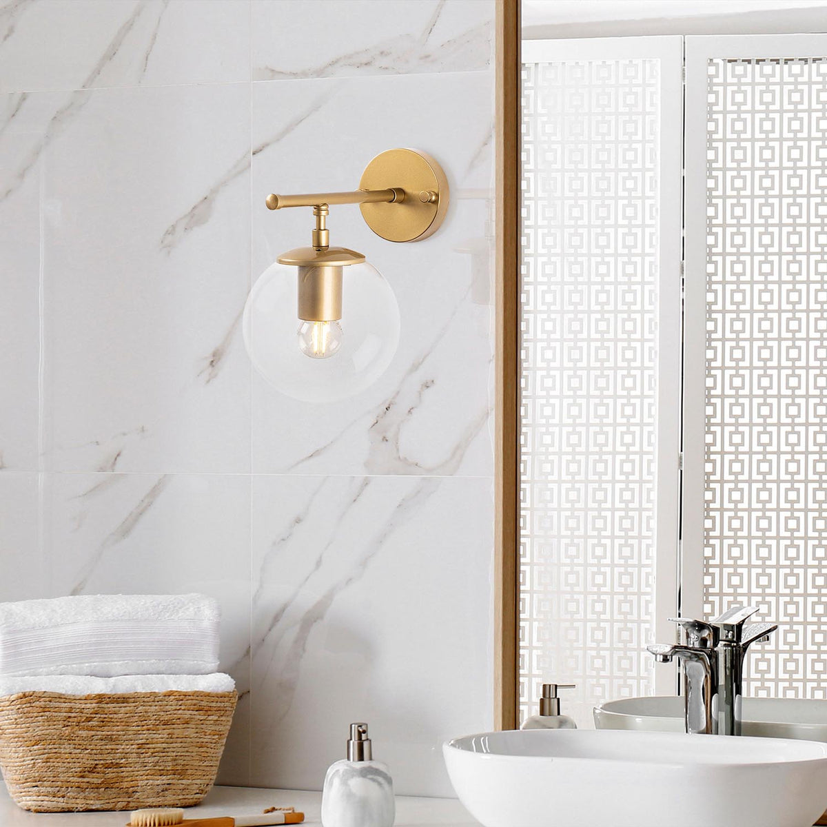 Roe Wandleuchte - Glänzendes Gold in Glänzendes Gold präsentiert im Onlineshop von KAQTU Design AG. Wandleuchte ist von Opviq