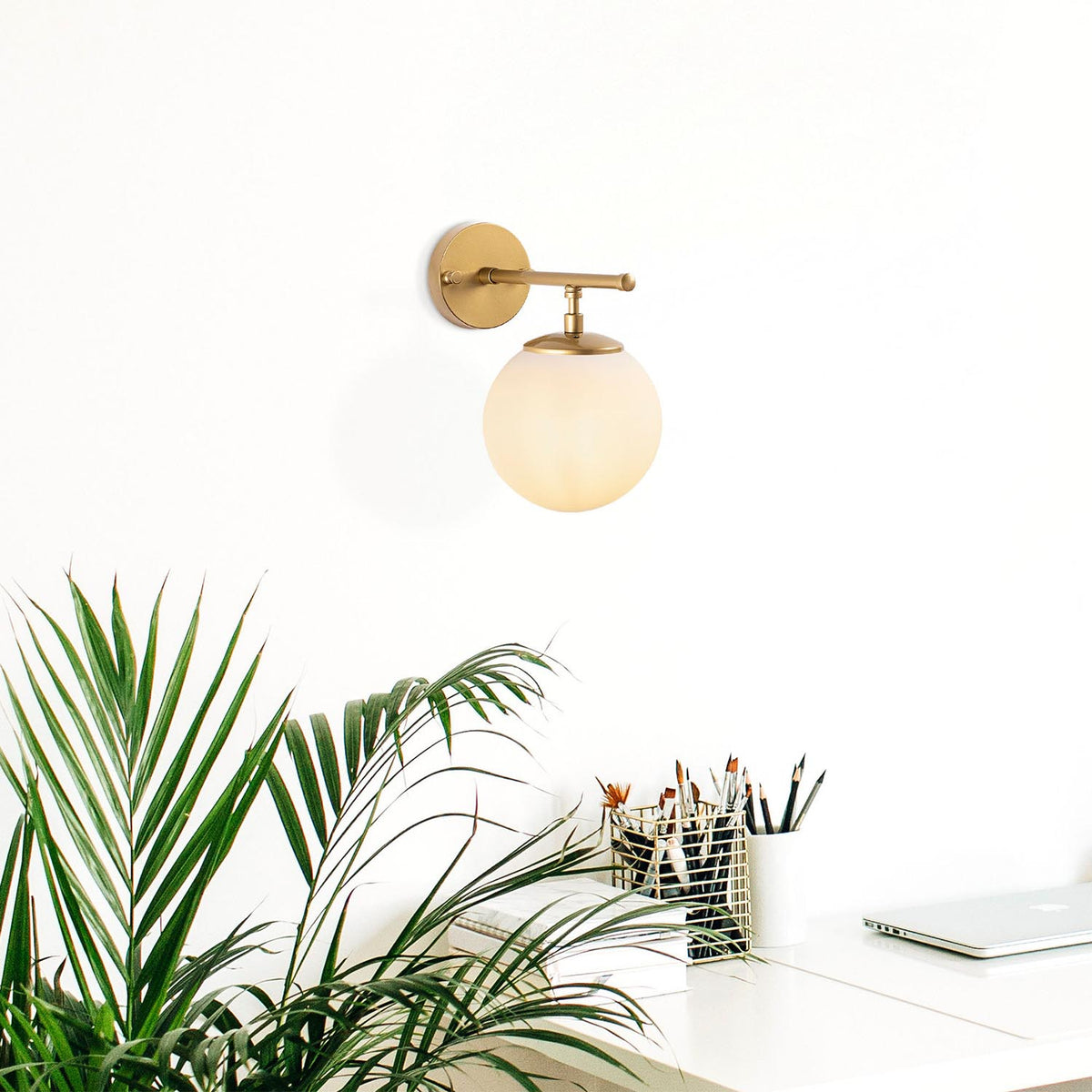 Roe Wandleuchte - Glänzendes Gold in Glänzendes Gold präsentiert im Onlineshop von KAQTU Design AG. Wandleuchte ist von Opviq