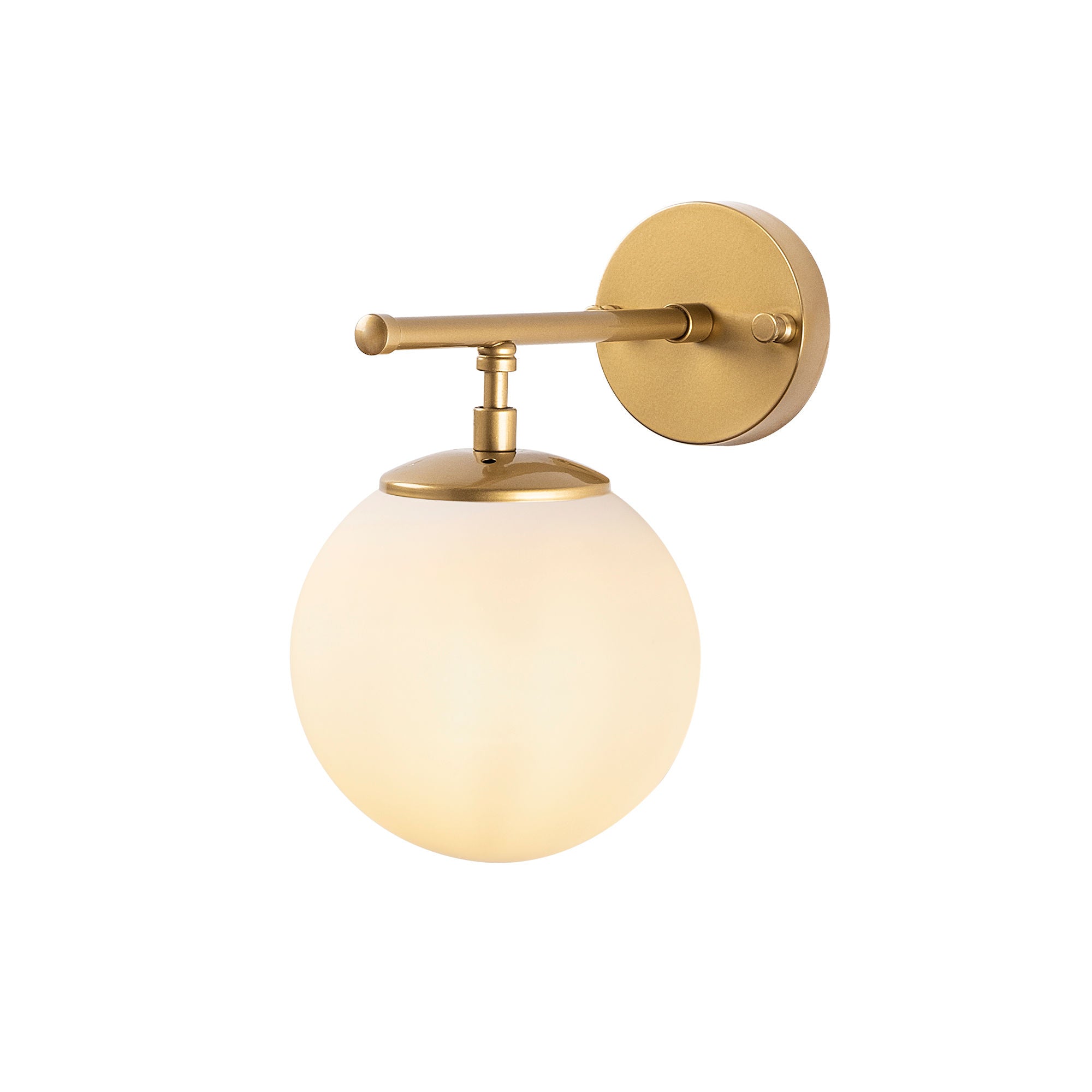 Setzen Sie mit der Roe Wandleuchte in glänzendem Gold von Opviq elegante Akzente in Ihrem Raum. Perfekt für modernes Wohndesign!