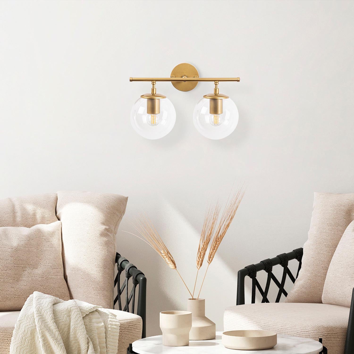 Verleihen Sie Ihrem Zuhause mit der Roe Wandleuchte in glänzendem Gold von Opviq einen Hauch von Luxus und zeitgenössischem Flair. Ideal für stilvolle Akzente!