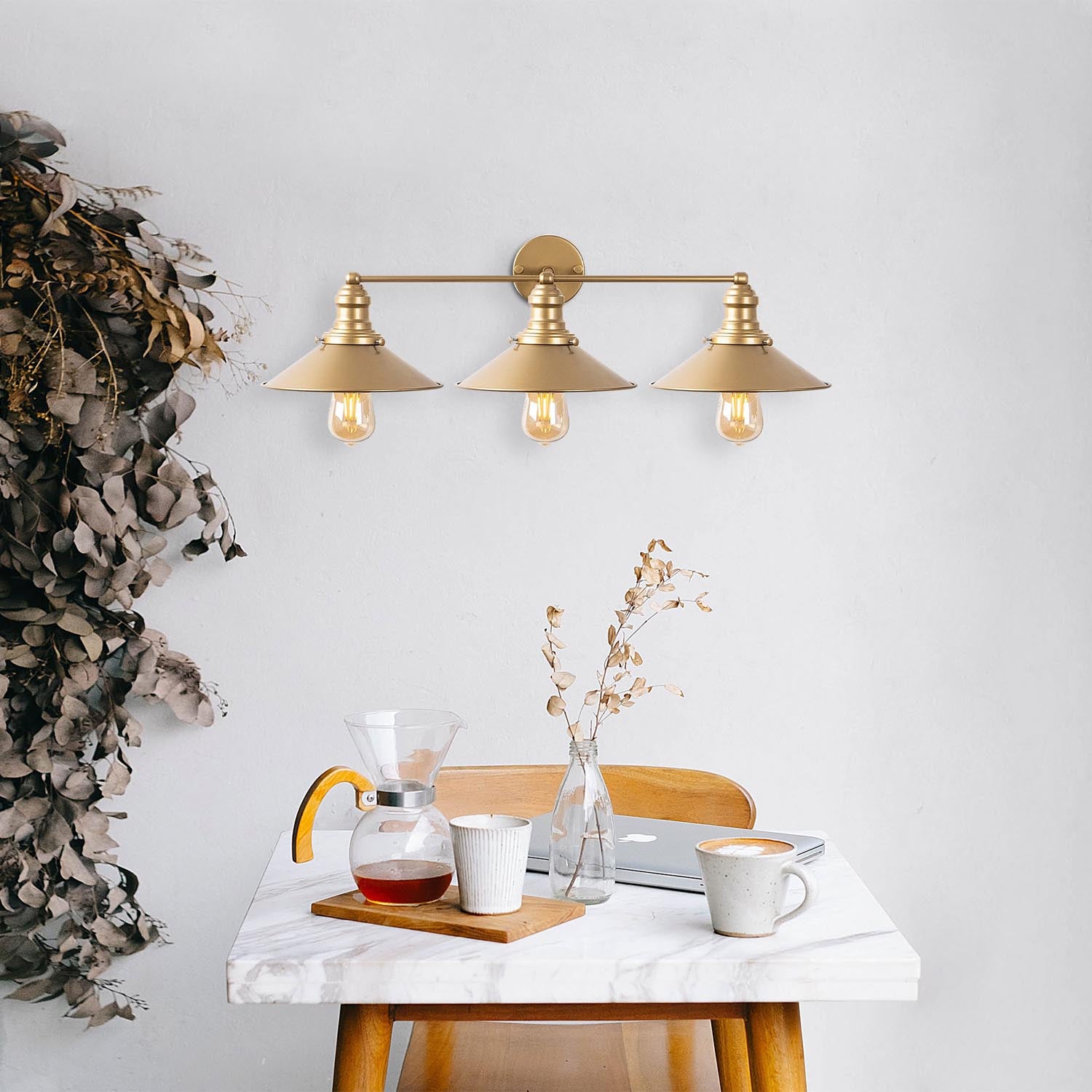 Entdecken Sie die elegante Conical Wandleuchte in Gold von Opviq. Diese stilvolle Wandlampe verleiht jedem Raum einen Hauch von Luxus und Raffinesse.