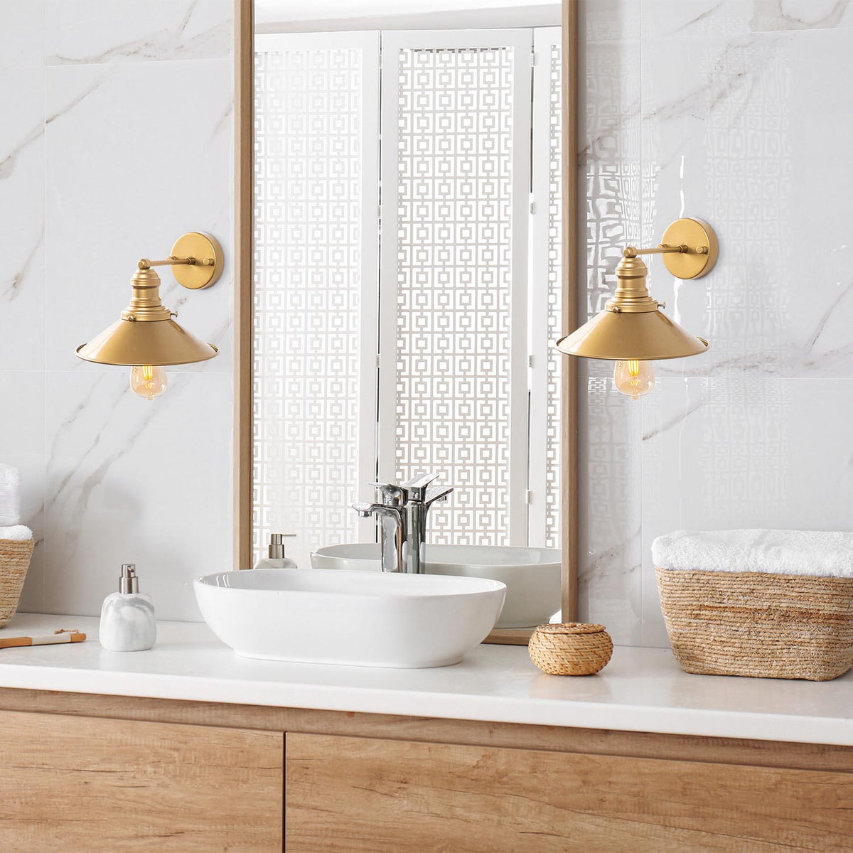 Conical Wandleuchte - Gold in Gold präsentiert im Onlineshop von KAQTU Design AG. Wandleuchte ist von Opviq