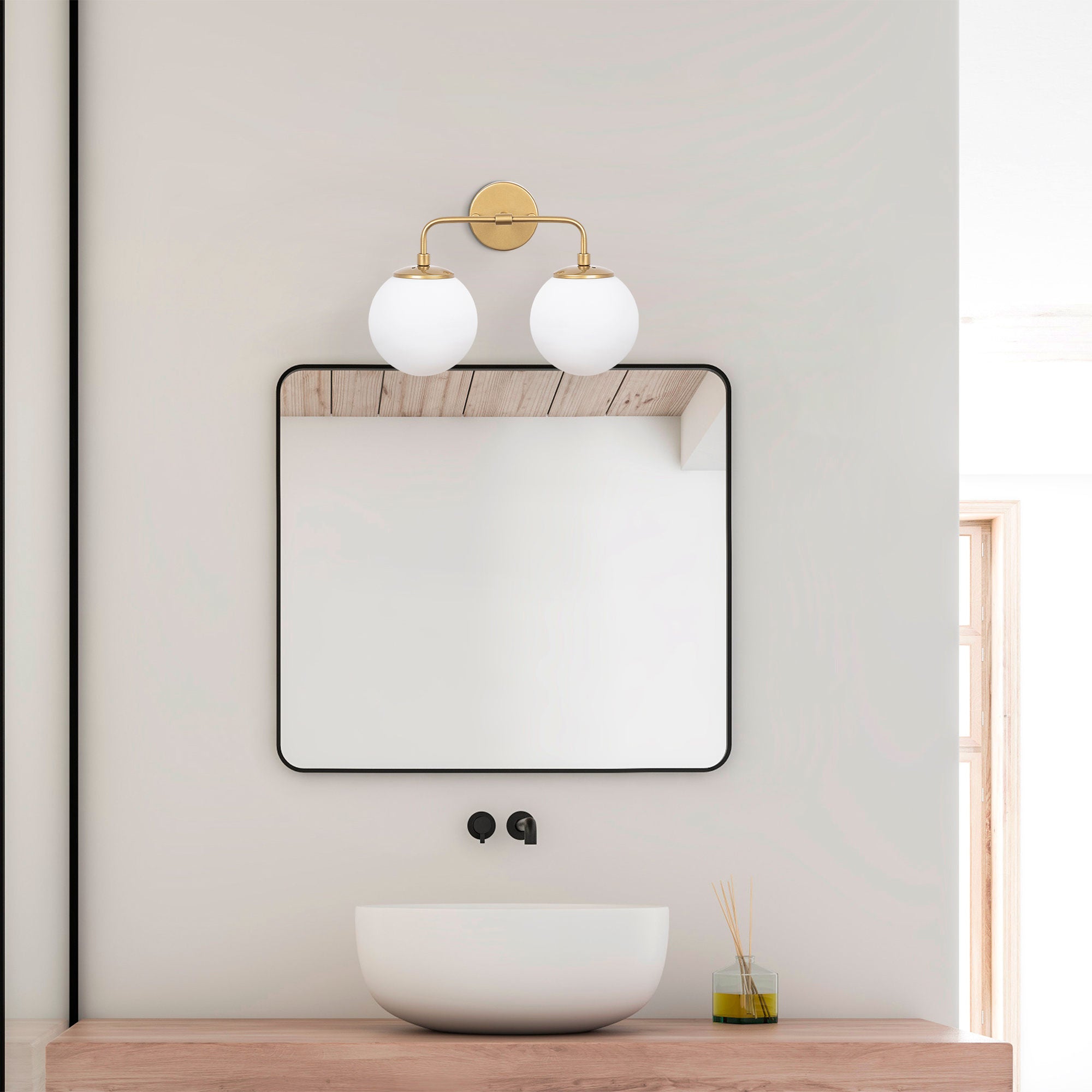 Verleihen Sie Ihrem Raum mit der goldenen Horn Wandleuchte von Opviq einen Hauch von Glamour und schaffen Sie eine einladende Atmosphäre.