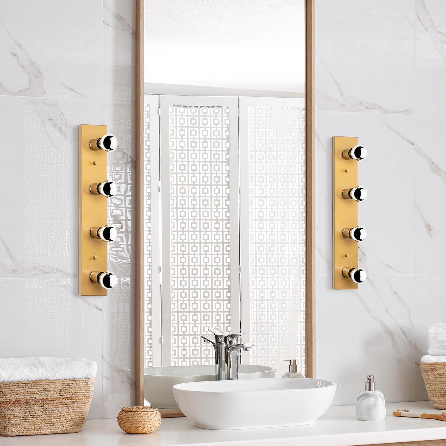 Entdecken Sie die goldene Mirro Wandleuchte von Opviq – ein elegantes Design, das jeden Raum mit zauberhaftem Licht und Stil bereichert.