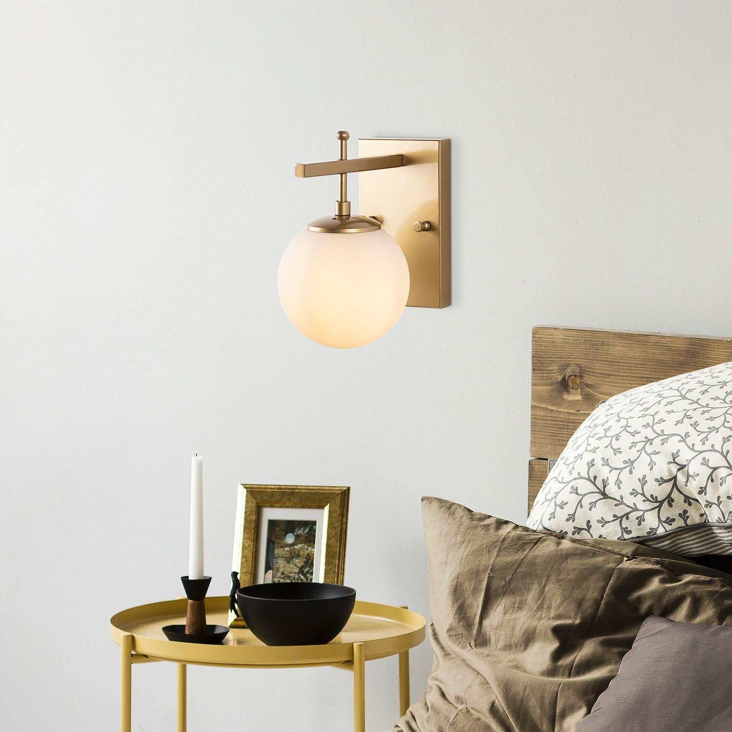 Entdecken Sie die elegante Zahar Wandleuchte in Gold von Opviq. Diese stilvolle Lampe verwandelt jeden Raum in eine Oase der Ruhe und des Designs.
