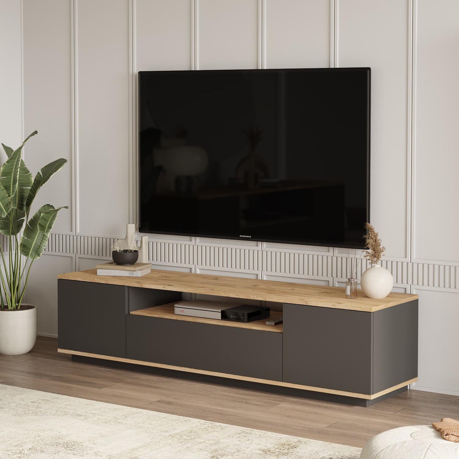 Erleben Sie das moderne Fr7 Sideboard von Hanah Home in Atlantischer Kiefer und Anthrazit – ideal für stilvolle Wohnräume mit viel Stauraum.
