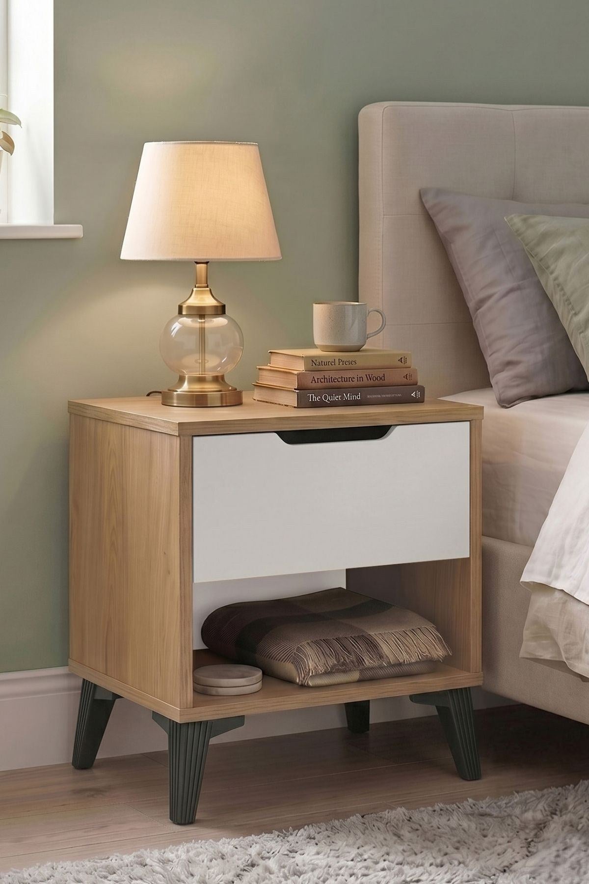 Nachttisch Vel3-Sw von Hanah Home in Eiche/Weiss aus melaminbeschichteter Spanplatte, mit offenem Regal und Kunststoffbeinen, Ansicht seitlich.