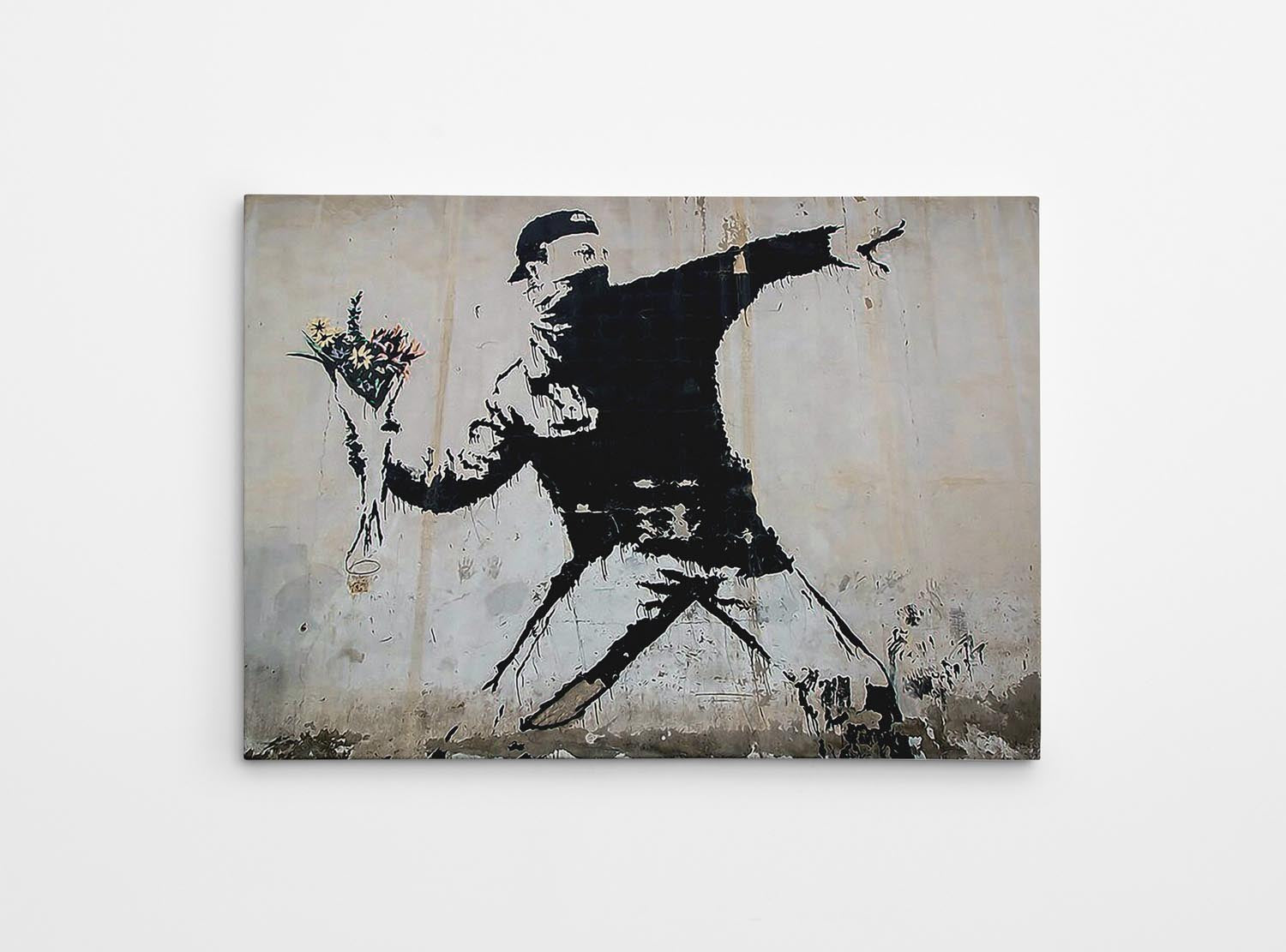 Bringen Sie mit dem 50 x 70 cm großen Leinwandbild "Rage, Flower Thrower" von Banksy Emotionen und Stil in Ihr Zuhause. Ein zeitloses Kunstwerk!