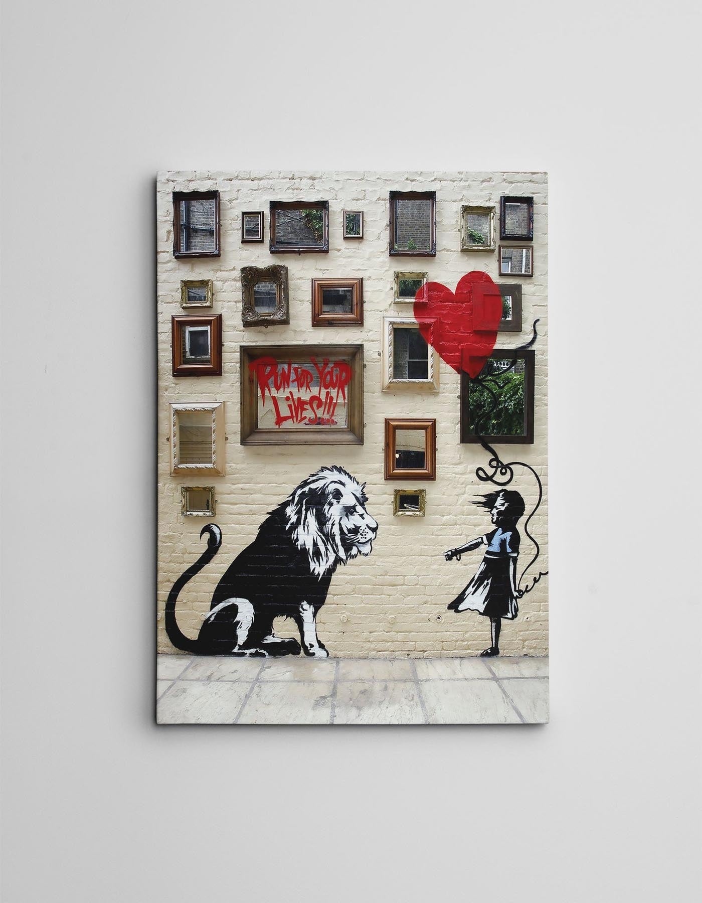 Bringen Sie mit dem gerahmten Bild WY119 (50 x 70) von Wallity Banksys beeindruckende Kunst in Ihr Zuhause. Lebendige Farben und tiefgründige Motive schaffen eine inspirierende Atmosphäre.