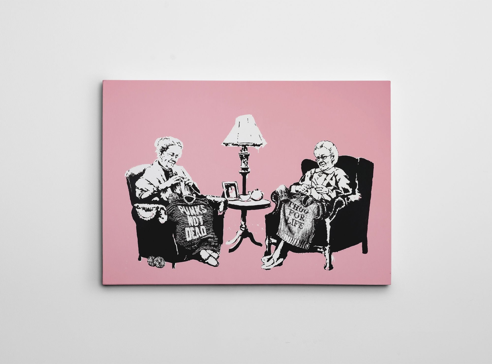 Bringen Sie mit dem gerahmten Bild WY141 (50 x 70) von Wallity die faszinierende Kunst von Banksy in Ihr Zuhause und inspirieren Sie Ihre Kreativität!