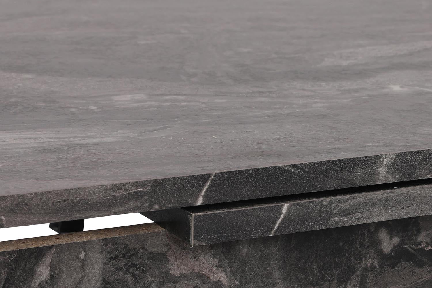 Entdecken Sie den eleganten Polo Esstisch in Schwarz von Hanah Home. Ausziehbar, stabil und perfekt für stilvolle Essensmomente!