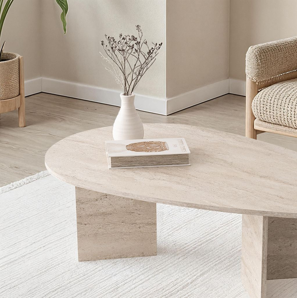 Couchtisch Flap in Travertin-Optik mit rechteckiger Tischplatte aus melaminbeschichteter Spanplatte und schlichten Spanplattenbeinen, Hanah Home.