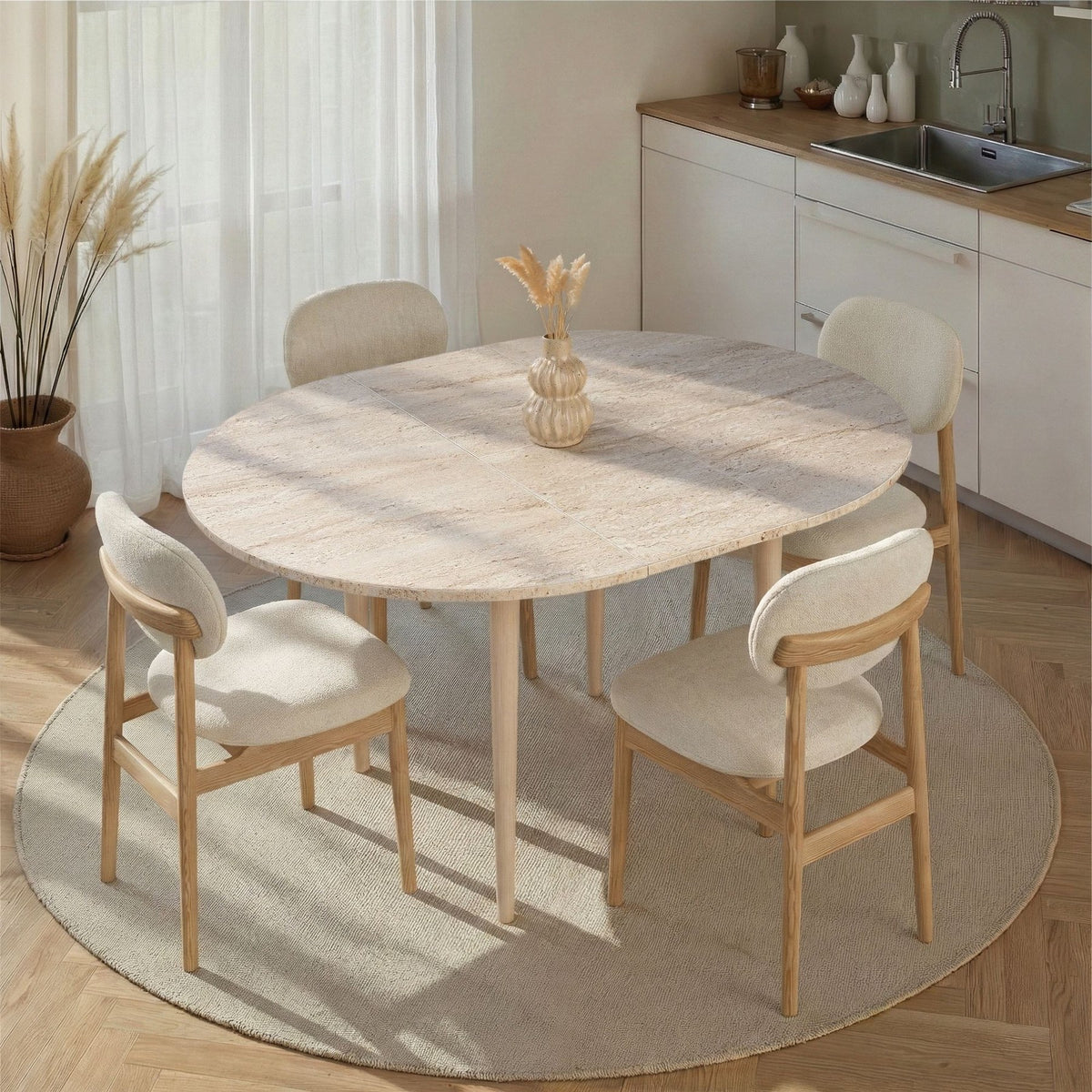 Ausziehbarer Esstisch mit heller Travertin-Optik Tischplatte und Holzbeinen in Eiche, rechteckige Form, skandinavisches Design.
