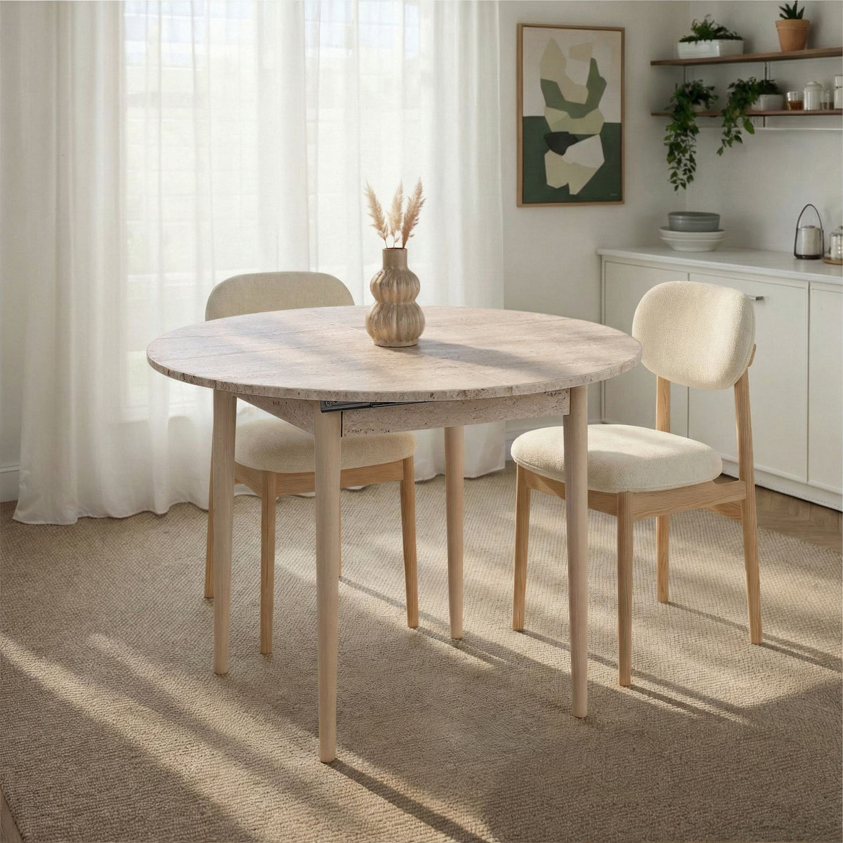 Ausziehbarer Esstisch mit heller Travertin-Optik Tischplatte und Holzbeinen in Eiche, rechteckige Form, skandinavisches Design.