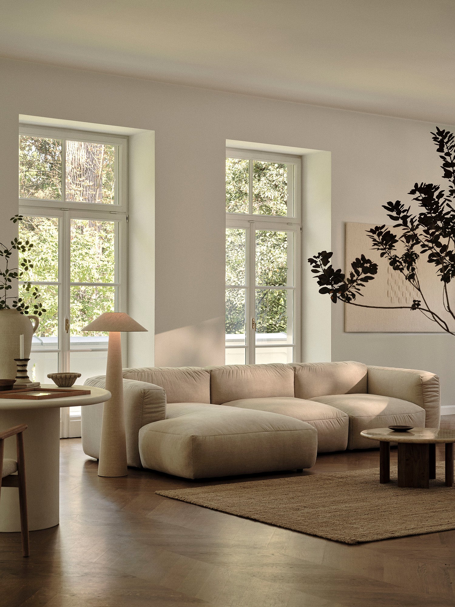 Elegantes, modulares Ecksofa in hellem Beige, ideal für stilvolle Wohnräume. 5-Sitzer von Micadoni mit zeitgemäßem Flair.