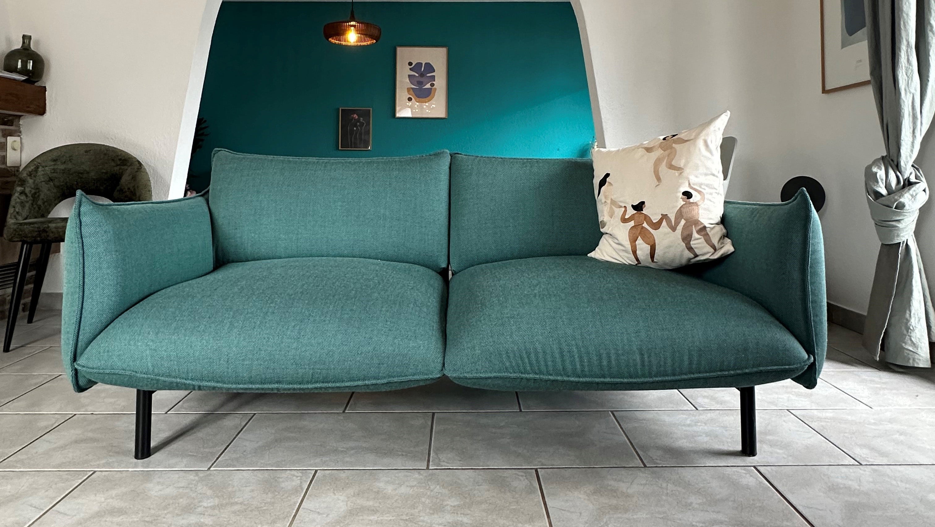 Zweiersofa Ark Modular mit grauem Stoffbezug, minimalistisches Design, präsentiert als Ausstellungsstück in moderner Umgebung.